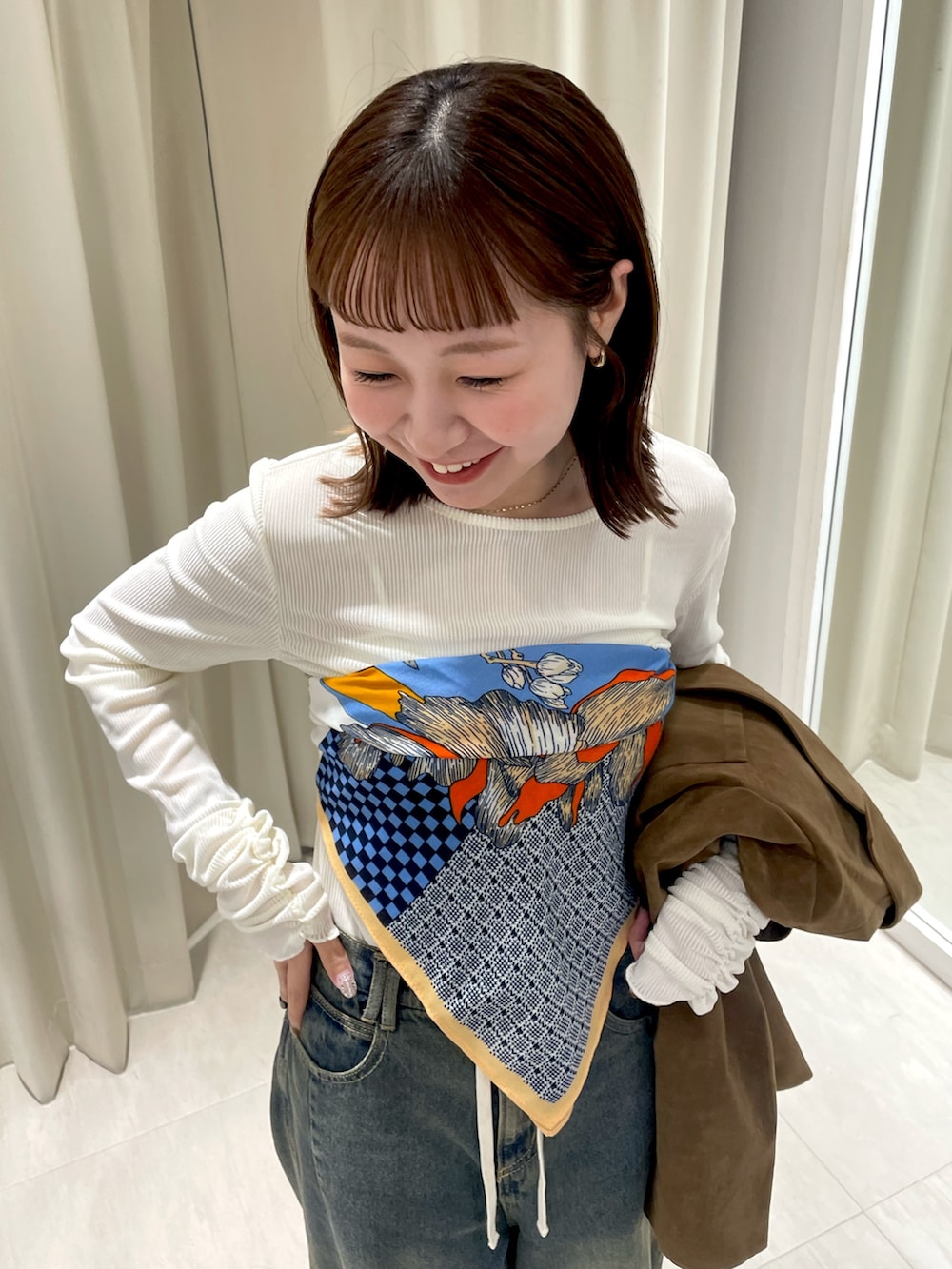 イエロー系のその他アウター、ブルー系のデニムパンツ、ホワイト系のTシャツ/カットソーを着用したレディースの秋コーディネートの3枚目の写真