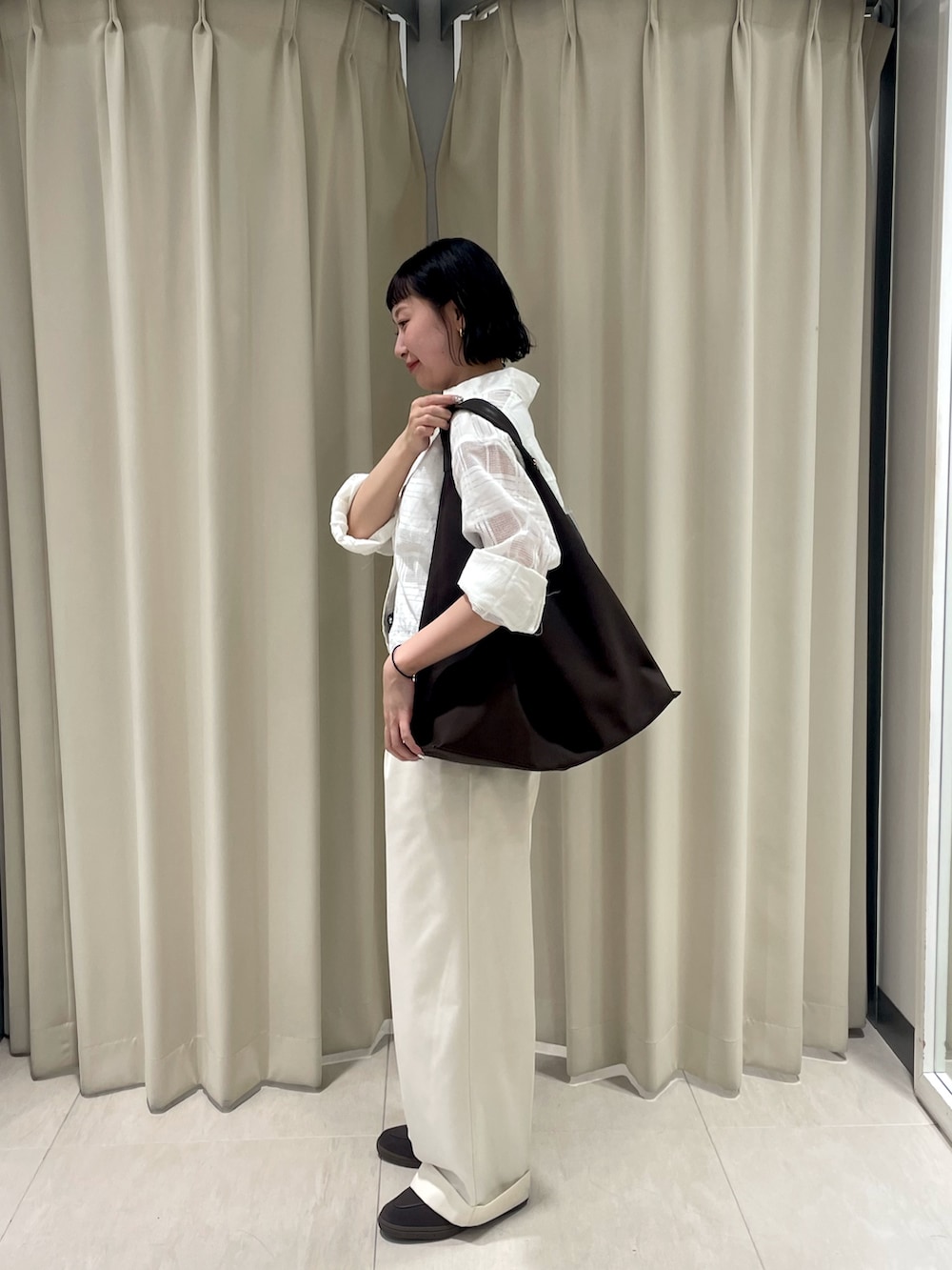 ホワイト系のシャツ/ブラウスを着用したレディースの春コーディネートの2枚目の写真