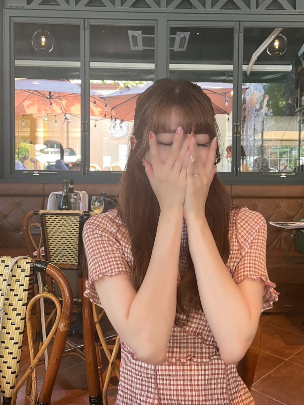 レッド系のワンピース、ホワイト系のサンダル、グレー系のショルダーバッグを着用したレディースの秋コーディネートの2枚目の写真