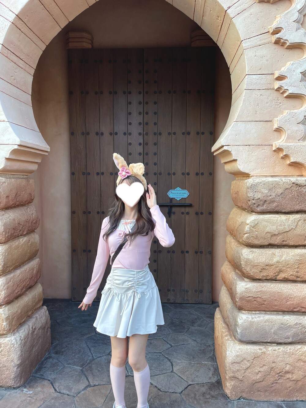 ベージュ系のスカート、ピンク系のTシャツ/カットソー、ベージュ系のコスチューム/パーティーグッズを着用したレディースの秋コーディネートの3枚目の写真