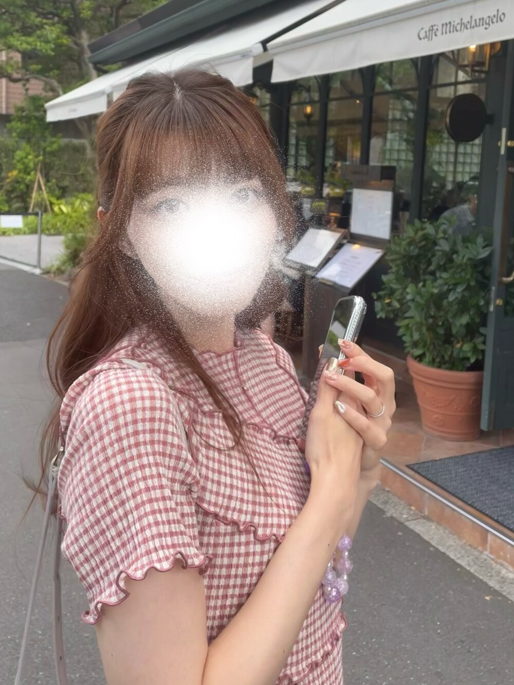 レッド系のワンピース、ホワイト系のサンダル、グレー系のショルダーバッグを着用したレディースの秋コーディネートの3枚目の写真