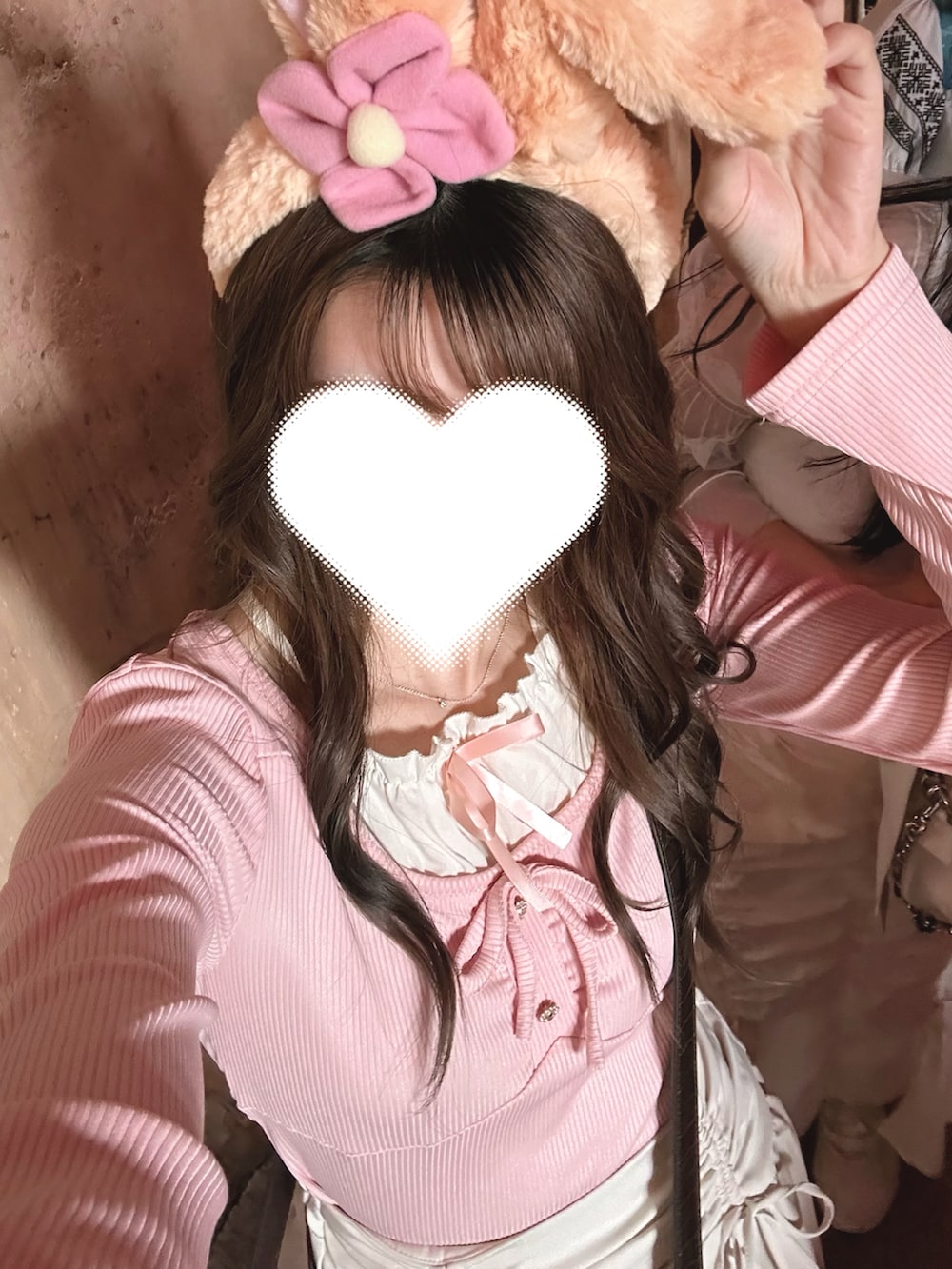 ベージュ系のスカート、ピンク系のTシャツ/カットソー、ベージュ系のコスチューム/パーティーグッズを着用したレディースの秋コーディネートの2枚目の写真