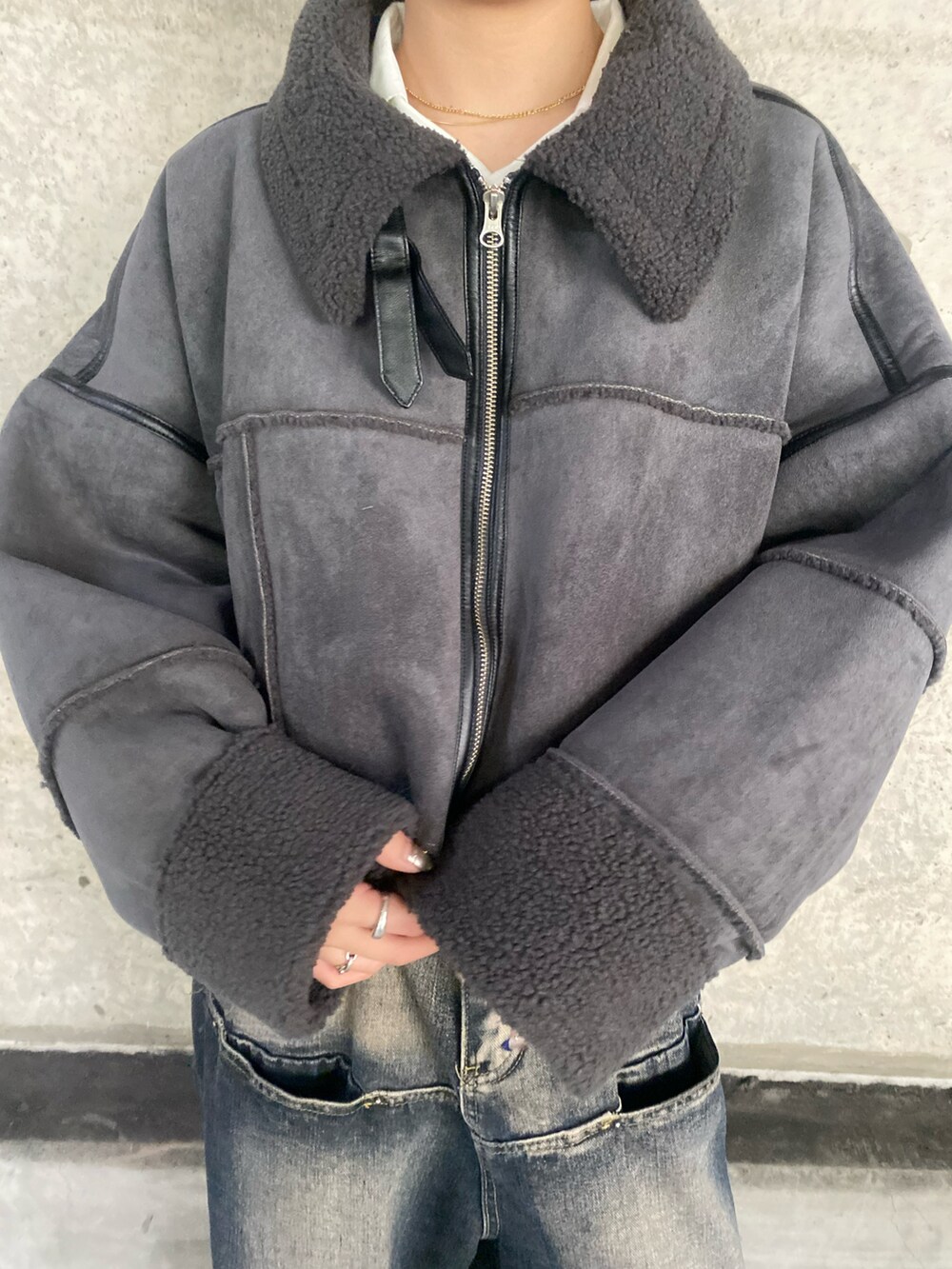 「カジュアルコーデ、シンプルスタイル、デニムパンツ、ミリタリー、ムートンコート、ストリート、ショート丈アウター、ハイネック、モードストリート、WHO’S WHO gallery」｜「WHO'S WHO galleryのリメイクライクショートムートンジャケット（ムートンコート、グレー系）」を使った、wwgmikiさん（レディース・158cm）の秋コーディネートの4枚目の写真