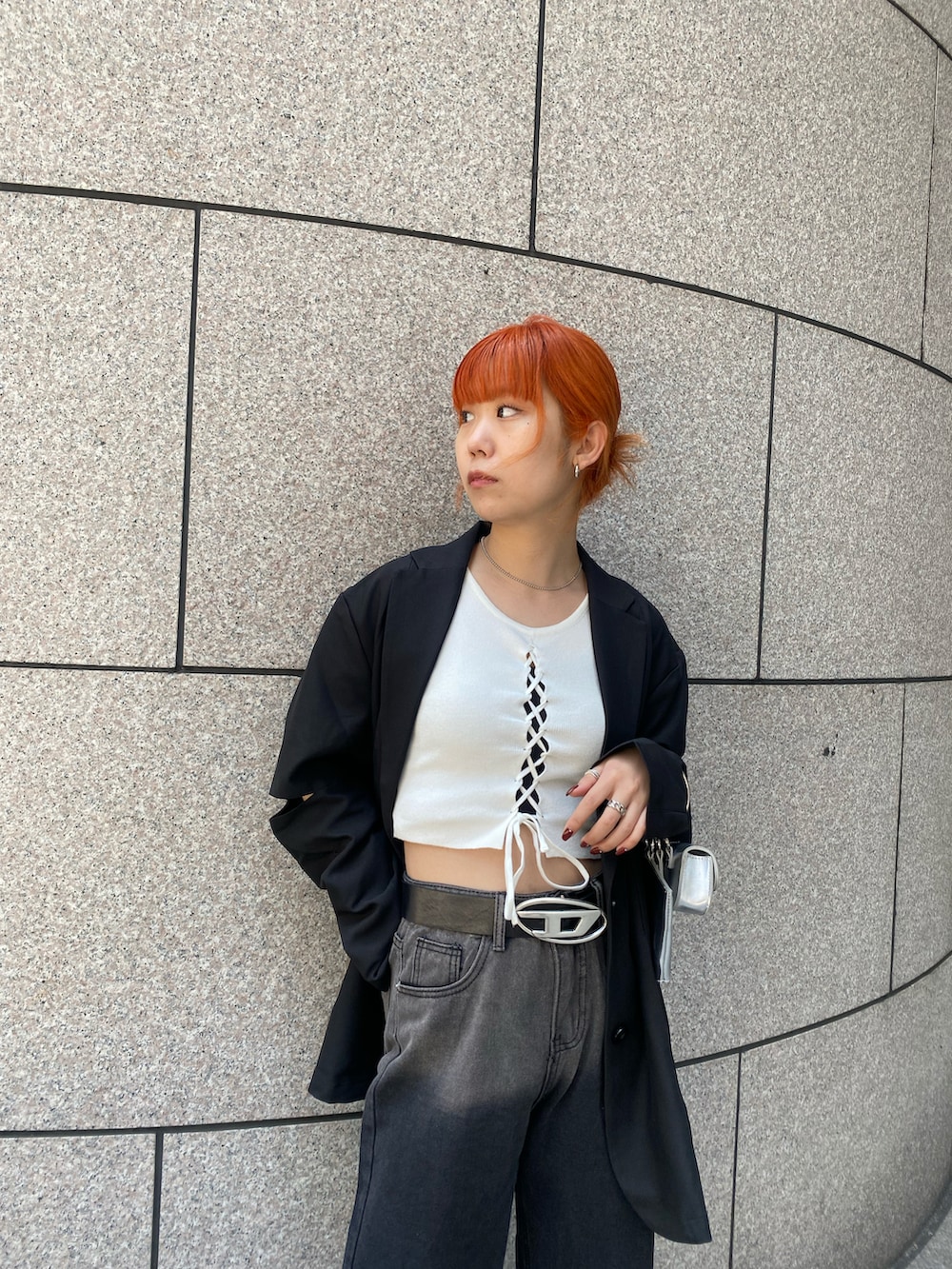 「初夏コーデ、パンツコーデ、低身長女子、モノトーンコーデ、ジャケット、デニム、デニムパンツ、モード、モードストリート、ジャケットスタイル、ストリート、ストリートMIX、グラデーションデニム、シルバーアクセサリー、WHO’S WHO gallery」｜「WHO'S WHO galleryのグラデーションデニム（デニムパンツ、ブラック系）」を使った、wwgmikiさん（レディース・158cm）の春コーディネートの2枚目の写真