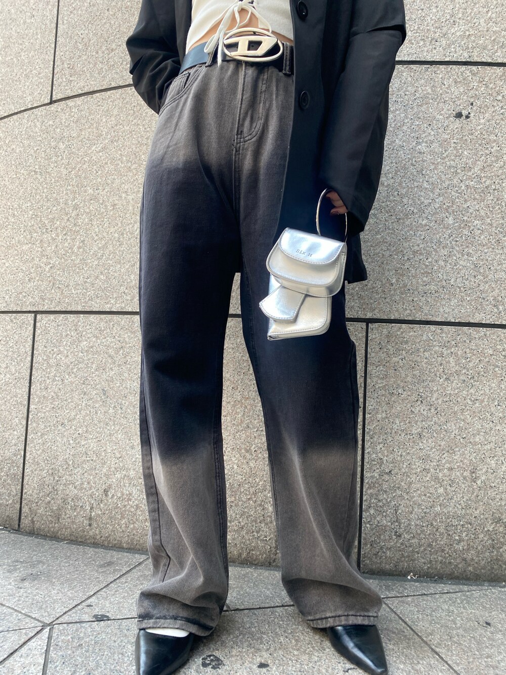 「初夏コーデ、パンツコーデ、低身長女子、モノトーンコーデ、ジャケット、デニム、デニムパンツ、モード、モードストリート、ジャケットスタイル、ストリート、ストリートMIX、グラデーションデニム、シルバーアクセサリー、WHO’S WHO gallery」｜「WHO'S WHO galleryのグラデーションデニム（デニムパンツ、ブラック系）」を使った、wwgmikiさん（レディース・158cm）の春コーディネートの3枚目の写真