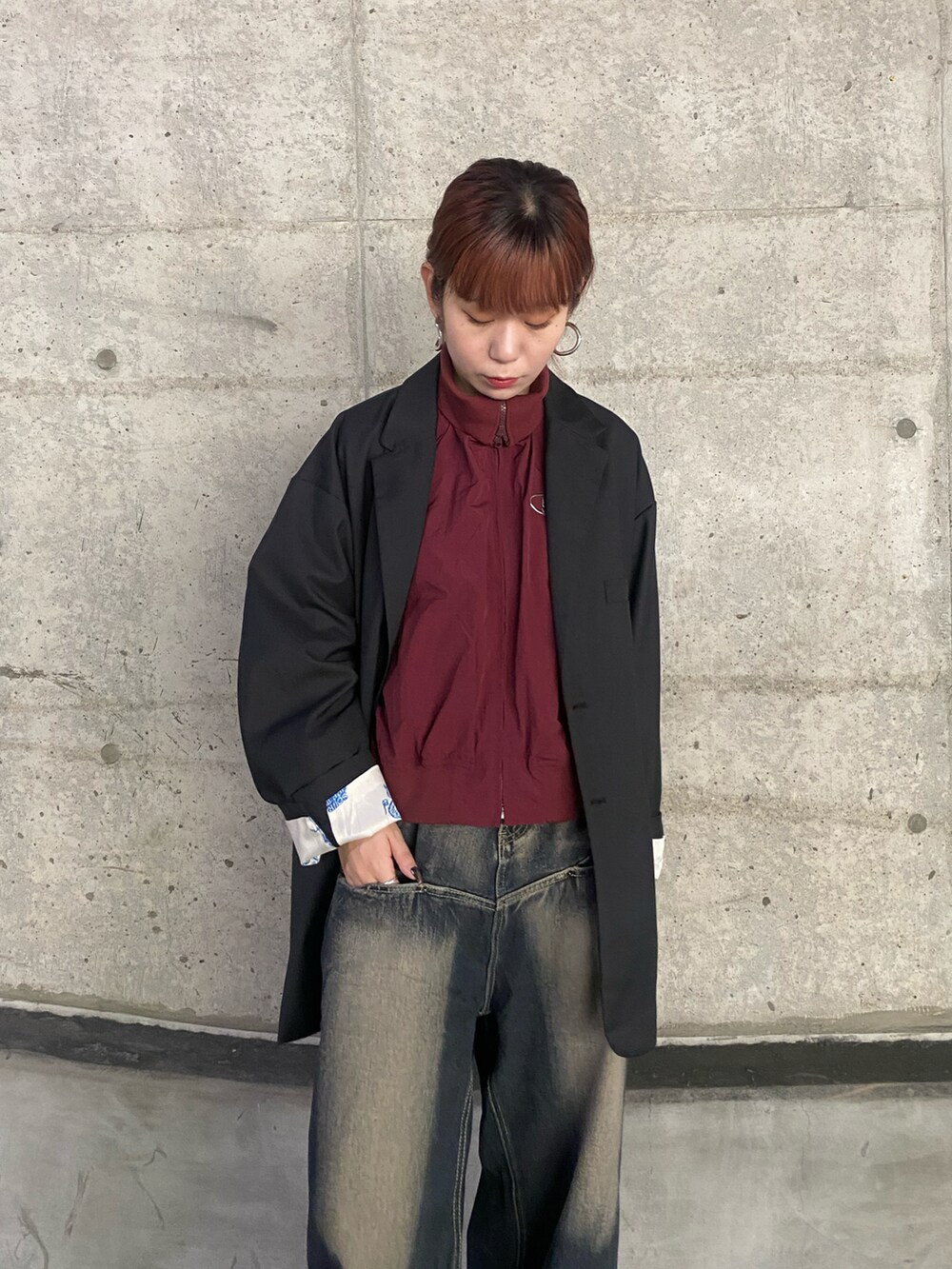 ブルー系のデニムパンツ、ブラック系のテーラードジャケット、ホワイト系のジャケット/アウターを着用したレディースの秋コーディネートの2枚目の写真