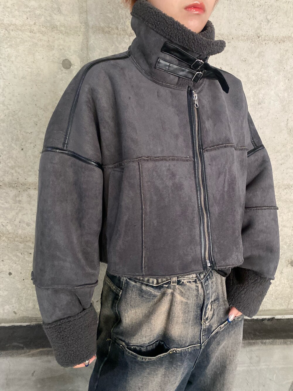 「カジュアルコーデ、シンプルスタイル、デニムパンツ、ミリタリー、ムートンコート、ストリート、ショート丈アウター、ハイネック、モードストリート、WHO’S WHO gallery」｜「WHO'S WHO galleryのリメイクライクショートムートンジャケット（ムートンコート、グレー系）」を使った、wwgmikiさん（レディース・158cm）の秋コーディネートの3枚目の写真