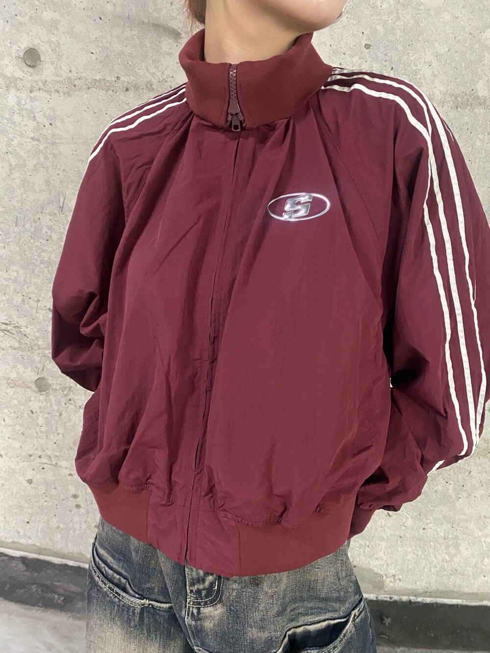 ブルー系のデニムパンツ、ブラック系のテーラードジャケット、ホワイト系のジャケット/アウターを着用したレディースの秋コーディネートの3枚目の写真