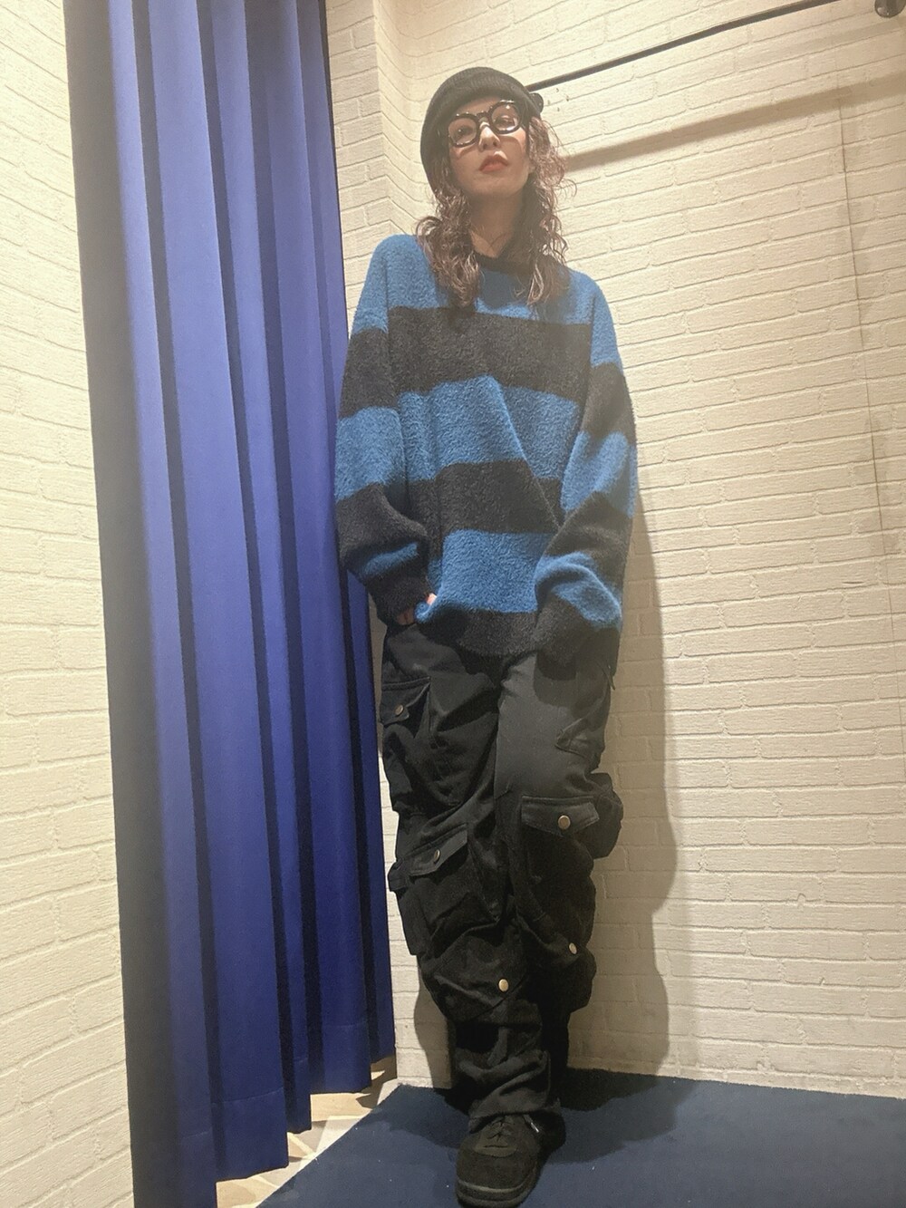 「カジュアル、ストリート、ボーダー、ニット、パンツスタイル、ニットコーデ、メンズファッション、ラクチンコーデ」｜「Bling Leadsのアイテム（カーゴパンツ、ブラック系）」を使った、mochaさん（レディース・158cm）の秋コーディネートの2枚目の写真