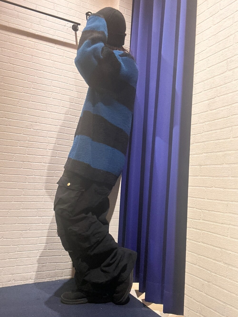 「カジュアル、ストリート、ボーダー、ニット、パンツスタイル、ニットコーデ、メンズファッション、ラクチンコーデ」｜「Bling Leadsのアイテム（カーゴパンツ、ブラック系）」を使った、mochaさん（レディース・158cm）の秋コーディネートの3枚目の写真