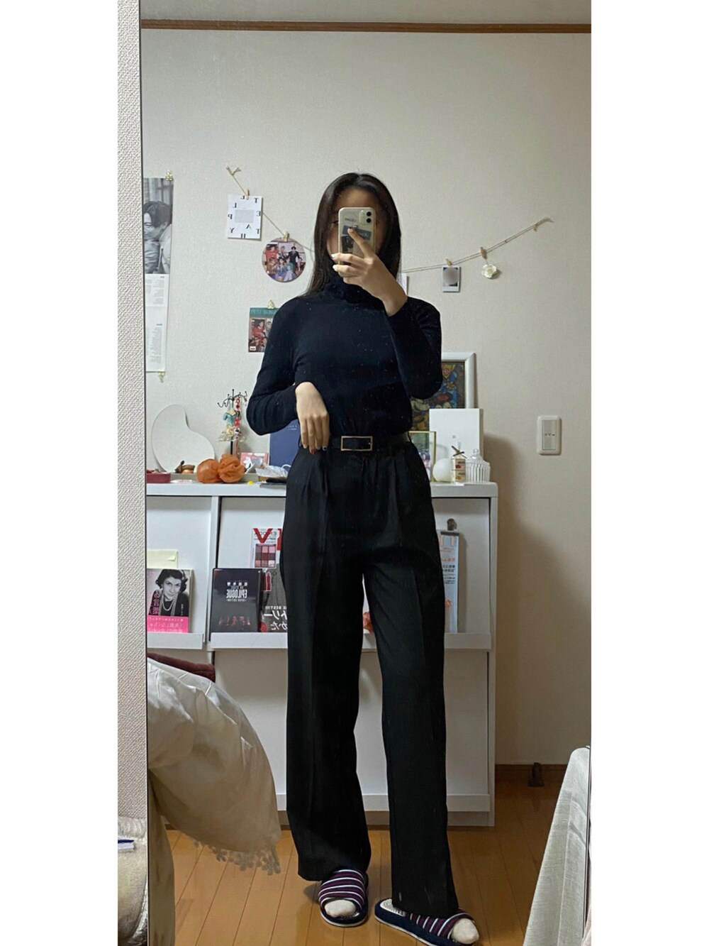 ブラック系のスラックスを着用したレディースの春コーディネートの2枚目の写真