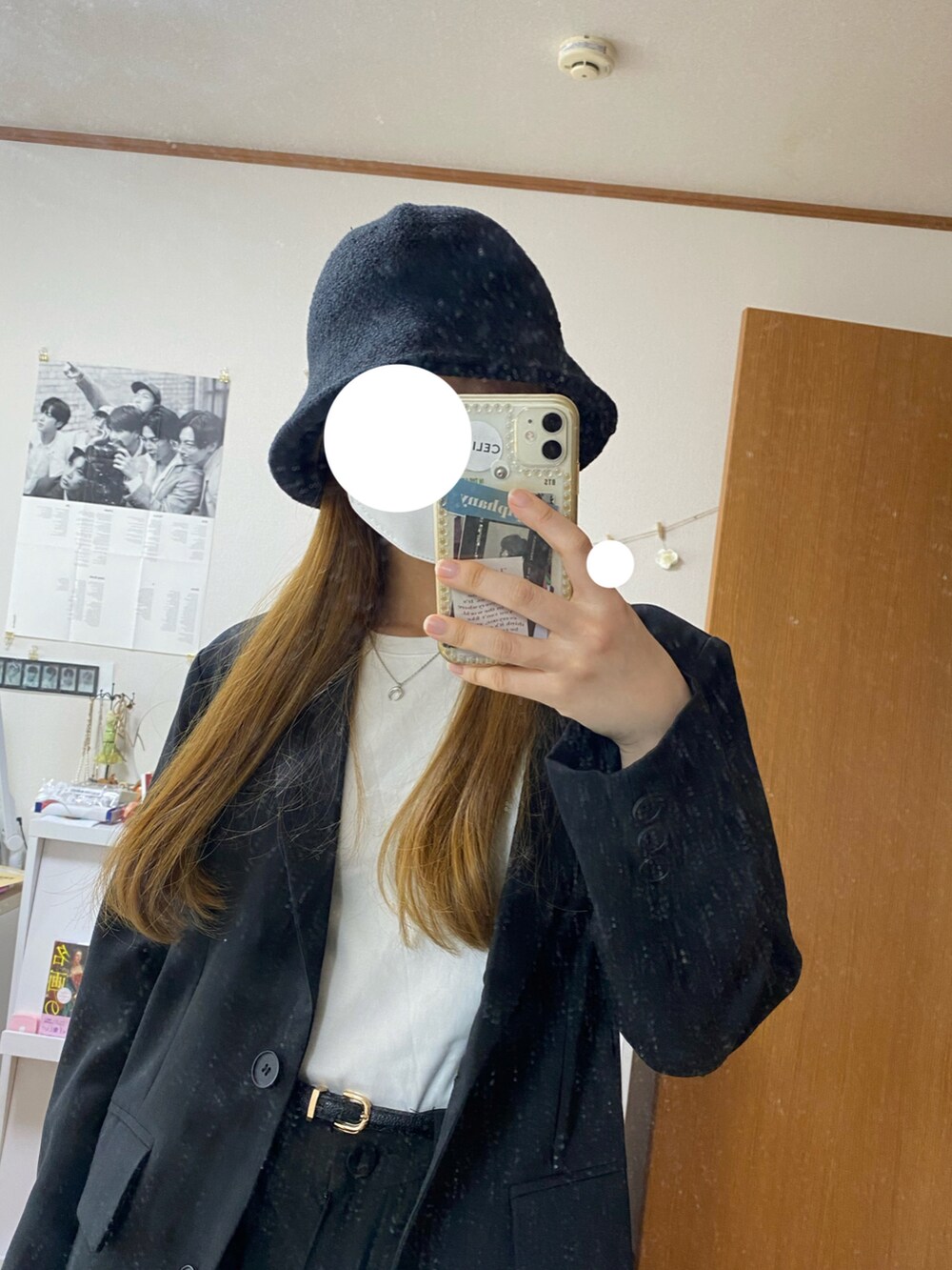 ブラック系のスラックス、ブラック系のテーラードジャケット、ブラック系のハットを着用したレディースの春コーディネートの2枚目の写真