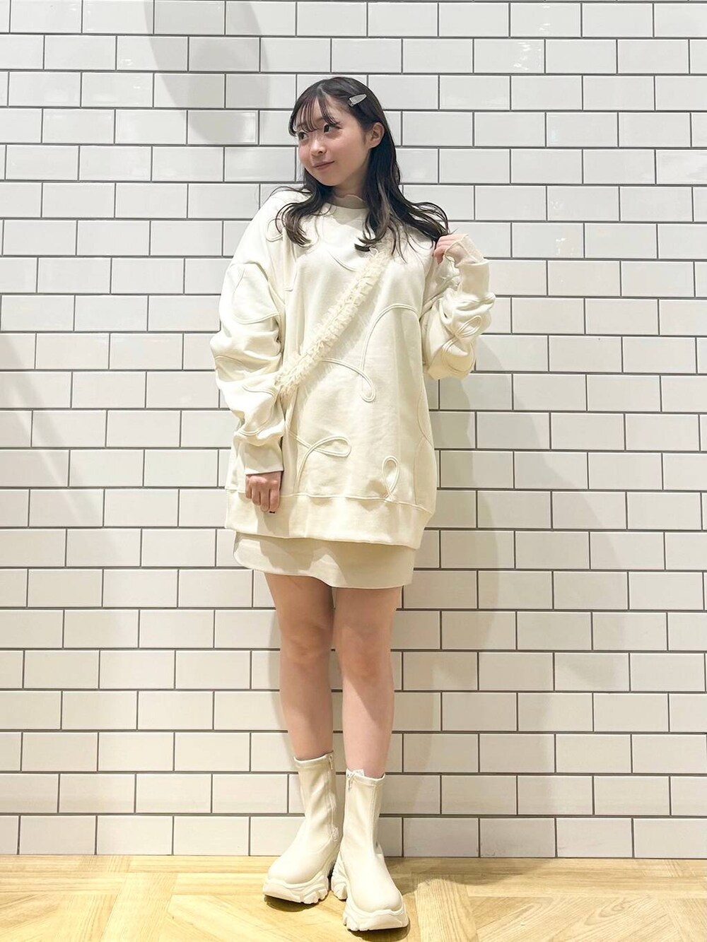 「モテ、休日コーデ、andST、高見え、低身長、着痩せ・細見え、デート/ロマンティック、ローリーズスタイル_LOWRYS FARM、大人女子カジュアル_LOWRYS FARM、カジュアル、LOWRYS FARM、おでかけ、デートコーデ、カジュアルコーデ、大人カジュアル」|「LOWRYS FARMのストレッチスニーカーブーツ 133385(ブーツ、ホワイト系)」を使った、さちぃさん(レディース・153cm)の冬コーディネートの4枚目の写真