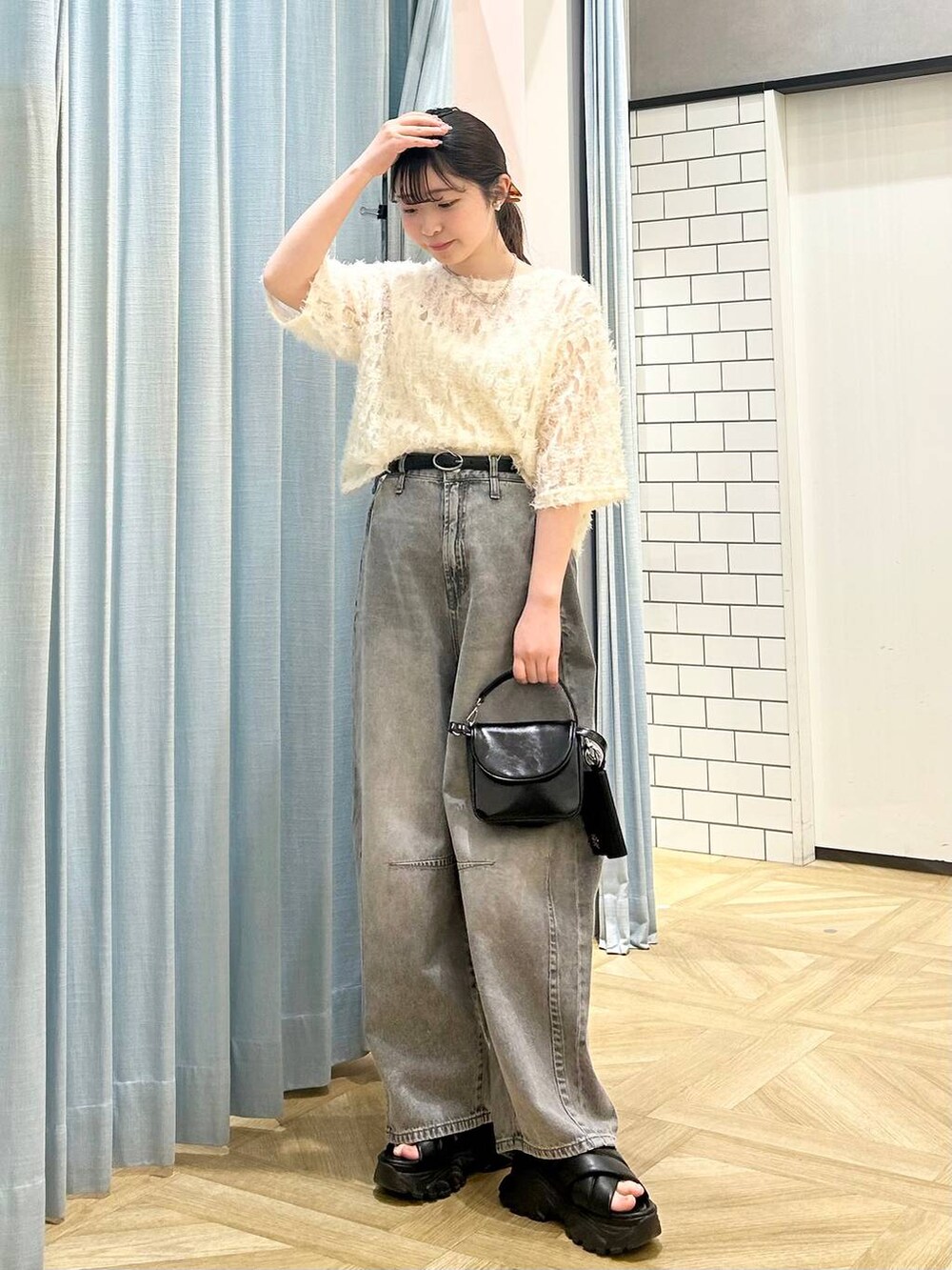 「きれいめ、デニムパンツ、低身長、着痩せ・細見え、モテ、休日コーデ、デート/ロマンティック、ローリーズスタイル_LOWRYS FARM、大人女子カジュアル_LOWRYS FARM、カジュアル、LOWRYS FARM、おでかけ、デートコーデ、カジュアルコーデ、大人カジュアル」｜「LOWRYS FARMの２ＳＥＴショルダーＢＡＧ 284413（ショルダーバッグ、ブラック系）」を使った、さちぃさん（レディース・153cm）の春コーディネートの5枚目の写真