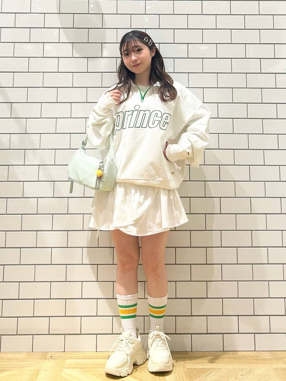 「カジュアルコーデ、大人カジュアル、スポーツミックス、スポーツ観戦、スポーツウェア、ガーリー、低身長、着痩せ・細見え、モテ、休日コーデ、デート/ロマンティック、カジュアル、ローリーズスタイル_LOWRYS FARM、大人女子カジュアル_LOWRYS FARM、LOWRYS FARM」｜「LOWRYS FARMのジャガードフリンジＬＳ　102891（Tシャツ/カットソー、グリーン系）」を使った、さちぃさん（レディース・153cm）の春コーディネートの5枚目の写真