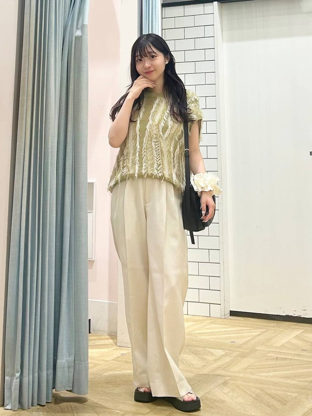 「おでかけ、デートコーデ、カジュアルコーデ、大人カジュアル、きれいめカジュアル、きれいめ、シンプルコーデ、夏コーデ、ママコーデ、差し色コーデ、低身長、着痩せ・細見え、モテ、休日コーデ、デート/ロマンティック」|「LOWRYS FARMのホップサックワイドパンツ2 42754(スラックス、ホワイト系)」を使った、さちぃさん(レディース・153cm)の夏コーディネートの4枚目の写真