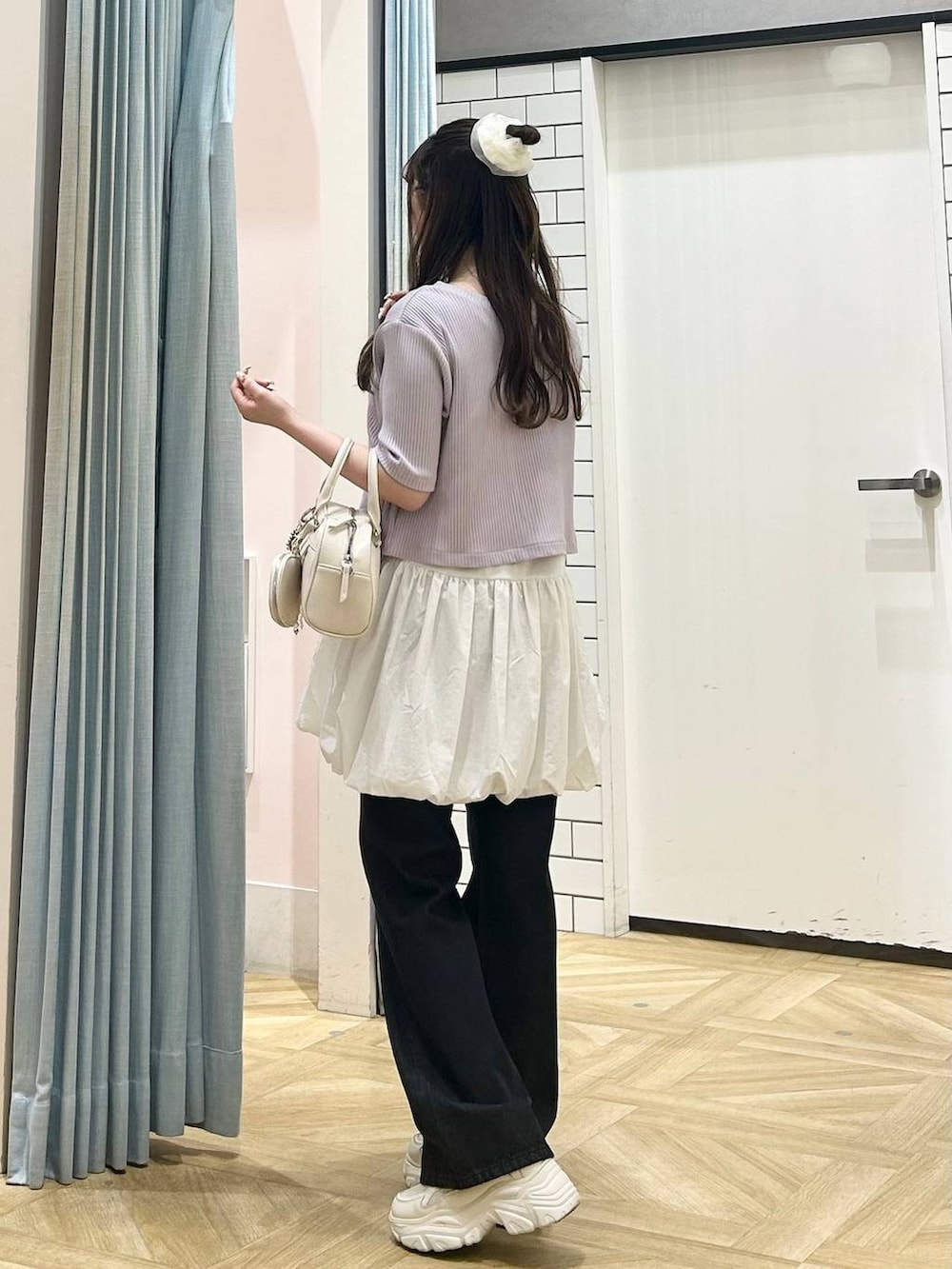 「着痩せ・細見え、デート/ロマンティック、ローリーズスタイル_LOWRYS FARM、大人女子カジュアル_LOWRYS FARM、カジュアル、LOWRYS FARM、おでかけ、デートコーデ、カジュアルコーデ、大人カジュアル、きれいめカジュアル、きれいめ、レイヤードスタイル、雨の日コーデ、楽ちんコーデ」｜「LOWRYS FARMのスソレイヤードタンク  494052（タンクトップ、ホワイト系）」を使った、さちぃさん（レディース・153cm）の春コーディネートの2枚目の写真