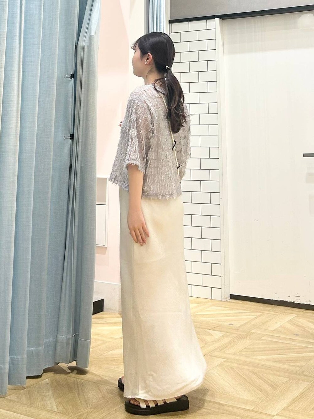 「低身長、着痩せ・細見え、モテ、休日コーデ、デート/ロマンティック、ローリーズスタイル_LOWRYS FARM、大人女子カジュアル_LOWRYS FARM、カジュアル、LOWRYS FARM、おでかけ、デートコーデ、カジュアルコーデ、大人カジュアル、きれいめカジュアル、きれいめ」｜「LOWRYS FARMのスタイルＵＰクロスカップキャミ　100757（Tシャツ/カットソー、ホワイト系）」を使った、さちぃさん（レディース・153cm）の春コーディネートの2枚目の写真