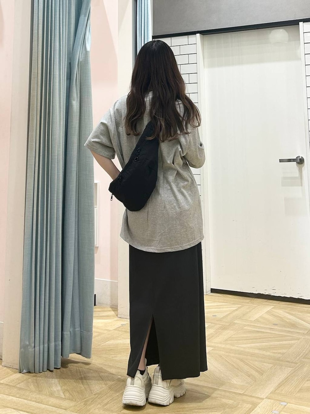「低身長、着痩せ・細見え、モテ、休日コーデ、デート/ロマンティック、ローリーズスタイル_LOWRYS FARM、大人女子カジュアル_LOWRYS FARM、カジュアル、LOWRYS FARM、おでかけ、デートコーデ、カジュアルコーデ、大人カジュアル、きれいめカジュアル、Tシャツ」|「LOWRYS FARMのカットリブタイトスカート 103920(スカート、グレー系)」を使った、さちぃさん(レディース・153cm)の春コーディネートの3枚目の写真