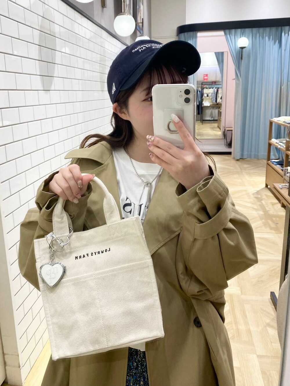 「モテ、春コーデ、トレンチコート、大人カジュアル、アウター、低身長、着痩せ・細見え、休日コーデ、デート/ロマンティック、ローリーズスタイル_LOWRYS FARM、大人女子カジュアル_LOWRYS FARM、カジュアル、LOWRYS FARM、おでかけ、デートコーデ」｜「LOWRYS FARMのショートロゴプリントＬＳ　240591（Tシャツ/カットソー、ホワイト系）」を使った、さちぃさん（レディース・153cm）の冬コーディネートの4枚目の写真