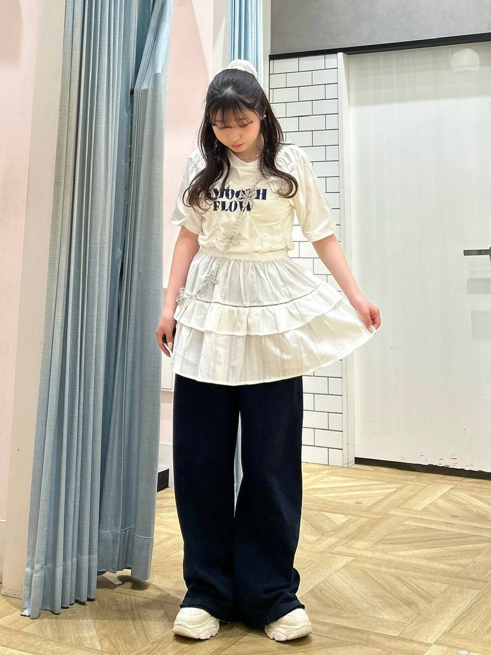 「スウェット、低身長、着痩せ・細見え、モテ、休日コーデ、デート/ロマンティック、ローリーズスタイル_LOWRYS FARM、大人女子カジュアル_LOWRYS FARM、カジュアル、LOWRYS FARM、おでかけ、デートコーデ、カジュアルコーデ、大人カジュアル、ミーハー」｜「Me%の【ストラップシート付き】オハナビーズモバイルショルダーストラップ 109516（スマホグッズ、ベージュ系）」を使った、さちぃさん（レディース・153cm）の春コーディネートの3枚目の写真