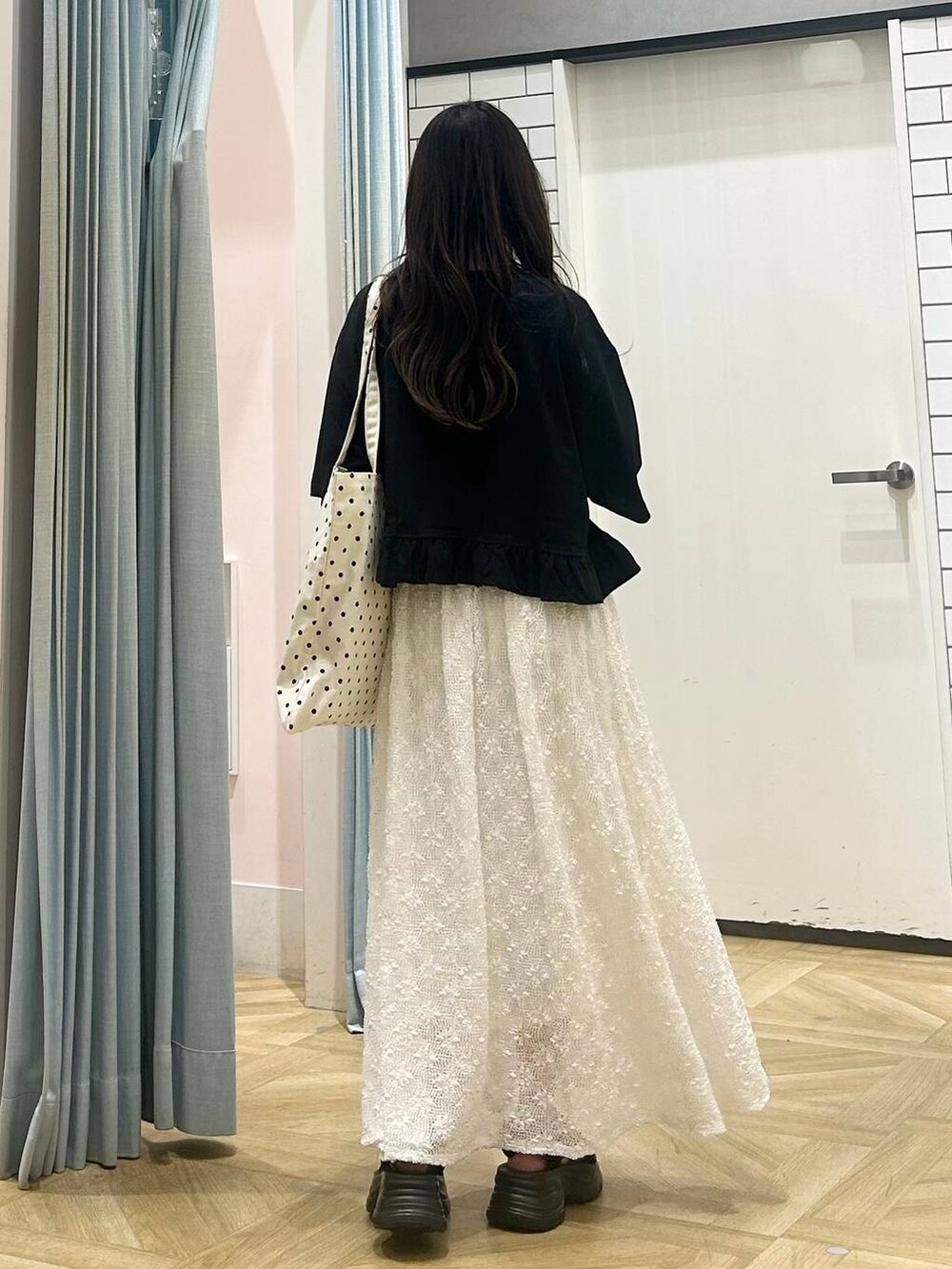 ブラック系のサンダル、その他のトートバッグ、ブラック系のTシャツ/カットソーを着用したレディースの夏コーディネートの3枚目の写真