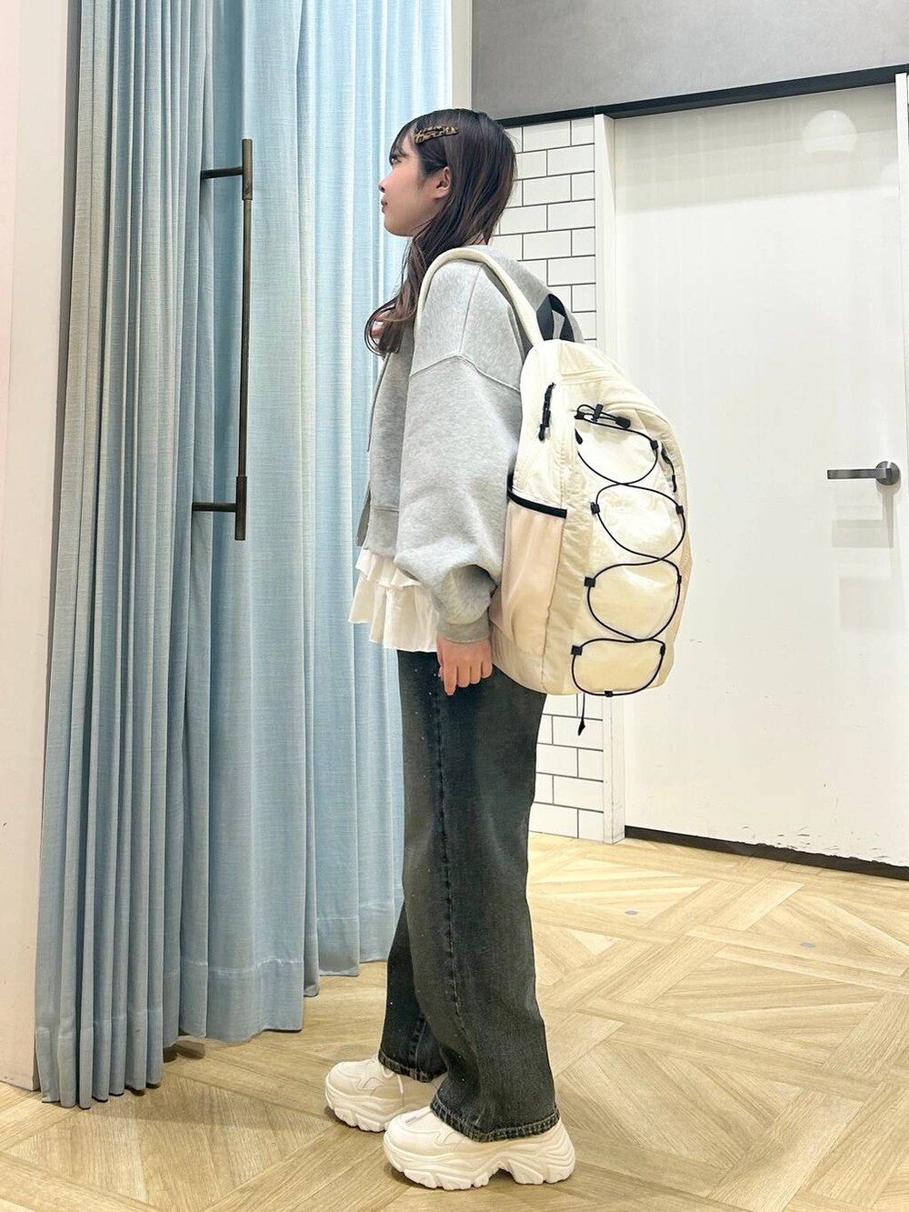 「低身長、着痩せ・細見え、モテ、休日コーデ、デート/ロマンティック、ローリーズスタイル_LOWRYS FARM、大人女子カジュアル_LOWRYS FARM、カジュアル、LOWRYS FARM、おでかけ、デートコーデ、カジュアルコーデ、大人カジュアル、パーカー、スウェット」｜「LOWRYS FARMのマルチフリルベルト　118759（ベルト、ホワイト系）」を使った、さちぃさん（レディース・153cm）の春コーディネートの2枚目の写真