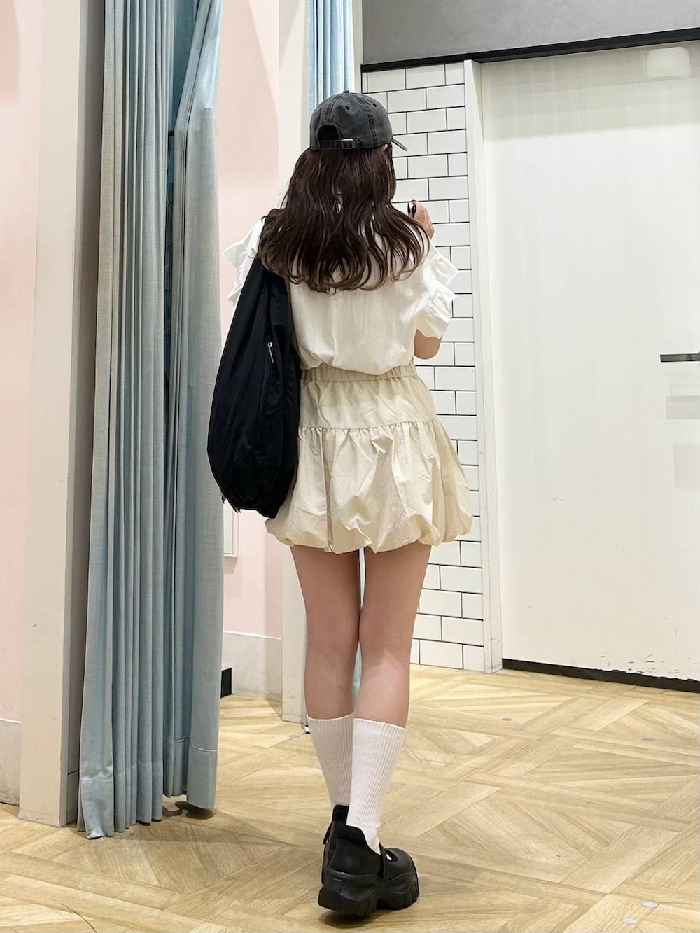 「低身長、きれいめカジュアル、ミニスカート、着痩せ・細見え、モテ、休日コーデ、デート/ロマンティック、ローリーズスタイル_LOWRYS FARM、大人女子カジュアル_LOWRYS FARM、カジュアル、LOWRYS FARM、おでかけ、デートコーデ、カジュアルコーデ、大人カジュアル」｜「LOWRYS FARMのバレエスニーカー　140490（スニーカー、ブラック系）」を使った、さちぃさん（レディース・153cm）の夏コーディネートの3枚目の写真