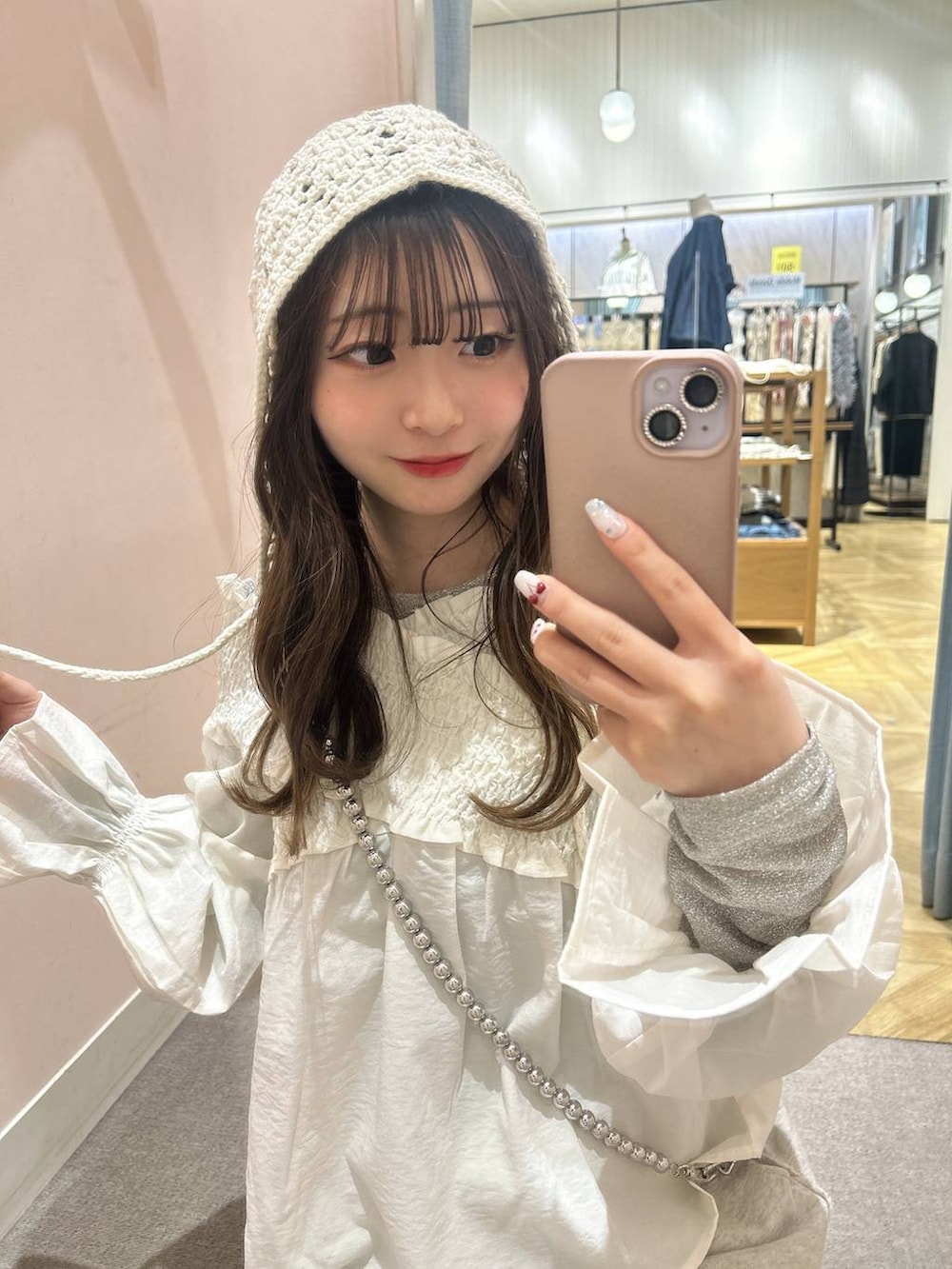 「低身長、着痩せ・細見え、モテ、休日コーデ、デート/ロマンティック、ローリーズスタイル_LOWRYS FARM、大人女子カジュアル_LOWRYS FARM、カジュアル、LOWRYS FARM、おでかけ、デートコーデ、カジュアルコーデ、大人カジュアル、ニット帽、ニット」｜「LOWRYS FARMのデニムシャーリングブラウス 252725（シャツ/ブラウス、ホワイト系）」を使った、さちぃさん（レディース・153cm）の冬コーディネートの2枚目の写真
