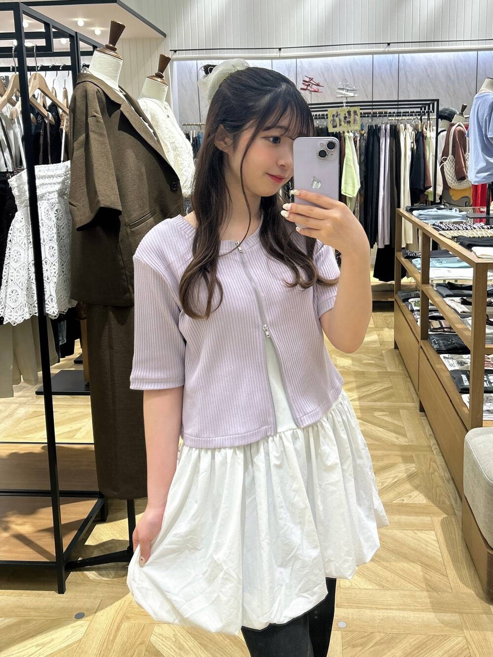 「着痩せ・細見え、デート/ロマンティック、ローリーズスタイル_LOWRYS FARM、大人女子カジュアル_LOWRYS FARM、カジュアル、LOWRYS FARM、おでかけ、デートコーデ、カジュアルコーデ、大人カジュアル、きれいめカジュアル、きれいめ、レイヤードスタイル、雨の日コーデ、楽ちんコーデ」｜「LOWRYS FARMのスソレイヤードタンク  494052（タンクトップ、ホワイト系）」を使った、さちぃさん（レディース・153cm）の春コーディネートの4枚目の写真