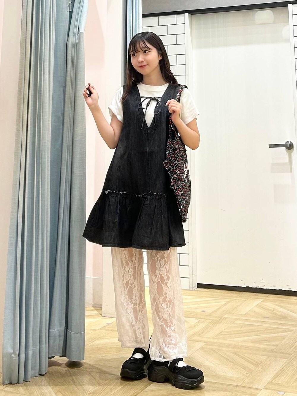 ホワイト系のTシャツ/カットソー、ブラック系のスニーカー、ブラック系のワンピースを着用したレディースの夏コーディネートの4枚目の写真