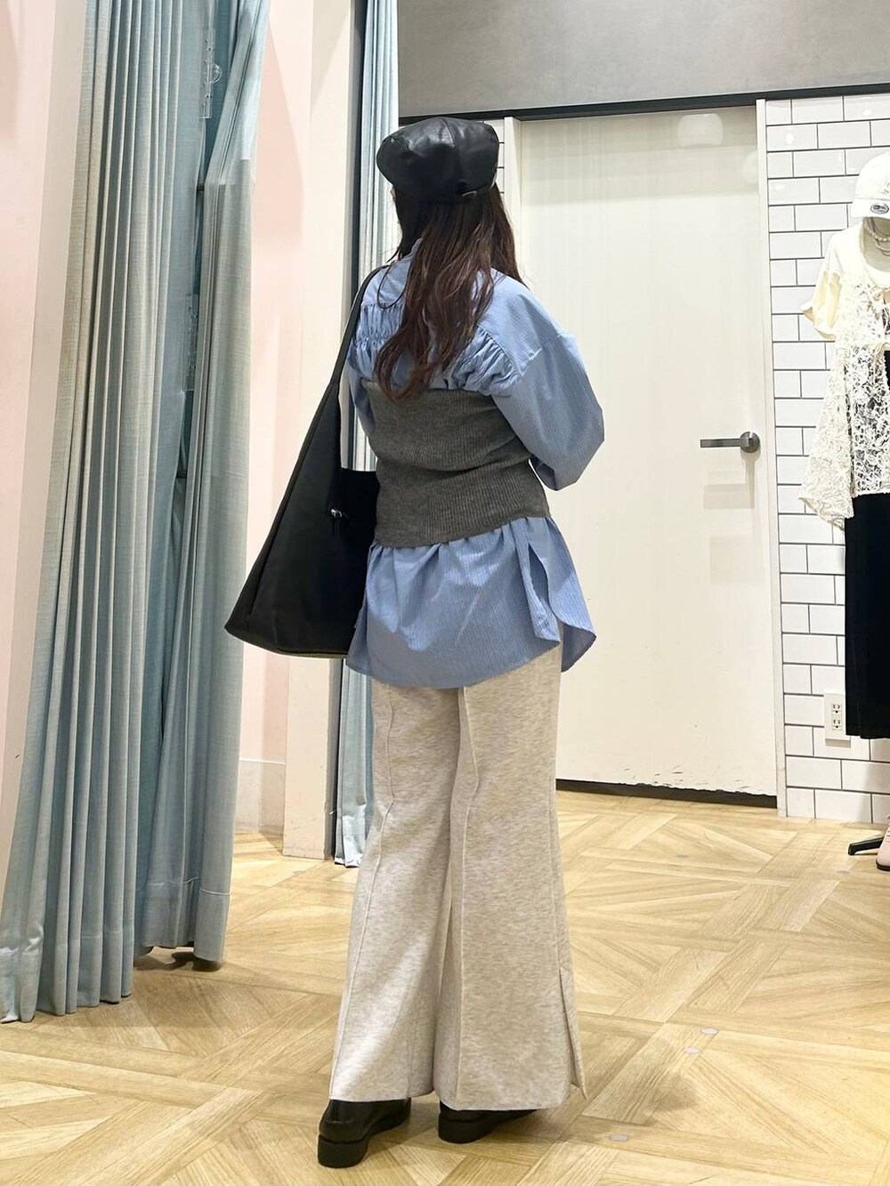 ブラック系のショルダーバッグ、ブルー系のシャツ/ブラウス、グレー系のニット/セーターを着用したレディースの秋コーディネートの3枚目の写真