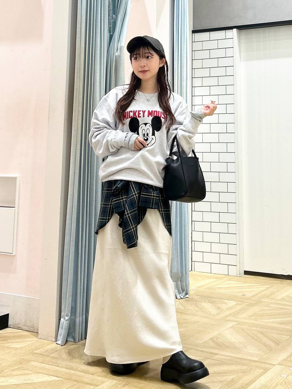 ホワイト系のスカート、ブラック系のサンダル、グリーン系のシャツ/ブラウスを着用したレディースの秋コーディネートの3枚目の写真