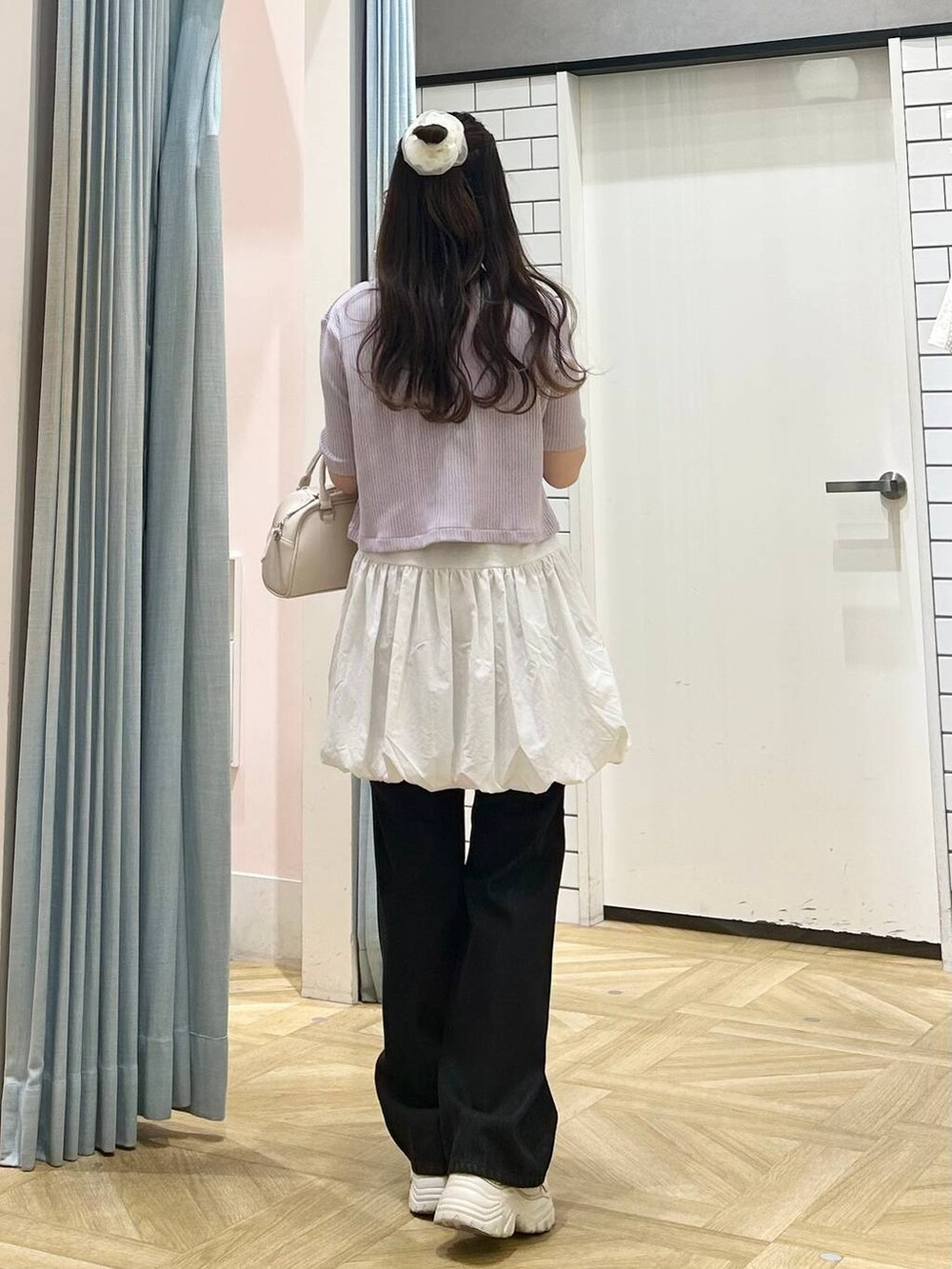 「着痩せ・細見え、デート/ロマンティック、ローリーズスタイル_LOWRYS FARM、大人女子カジュアル_LOWRYS FARM、カジュアル、LOWRYS FARM、おでかけ、デートコーデ、カジュアルコーデ、大人カジュアル、きれいめカジュアル、きれいめ、レイヤードスタイル、雨の日コーデ、楽ちんコーデ」｜「LOWRYS FARMのスソレイヤードタンク  494052（タンクトップ、ホワイト系）」を使った、さちぃさん（レディース・153cm）の春コーディネートの3枚目の写真