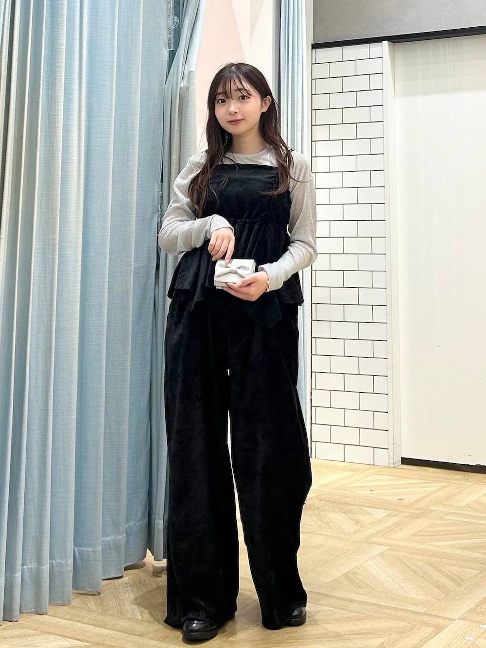 ブラック系のローファー、ブラック系のサロペット/オーバーオール、シルバー系のTシャツ/カットソーを着用したレディースの秋コーディネートの4枚目の写真