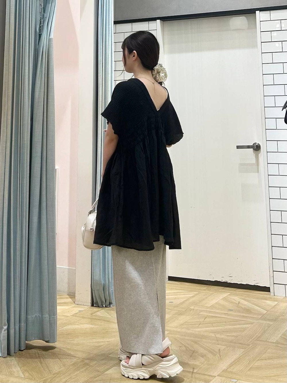「低身長、着痩せ・細見え、モテ、休日コーデ、デート/ロマンティック、ローリーズスタイル_LOWRYS FARM、大人女子カジュアル_LOWRYS FARM、カジュアル、LOWRYS FARM、おでかけ、デートコーデ、カジュアルコーデ、大人カジュアル、きれいめカジュアル、きれいめ」｜「LOWRYS FARMのカットリブタイトスカート　103920（スカート、グレー系）」を使った、さちぃさん（レディース・153cm）の夏コーディネートの2枚目の写真