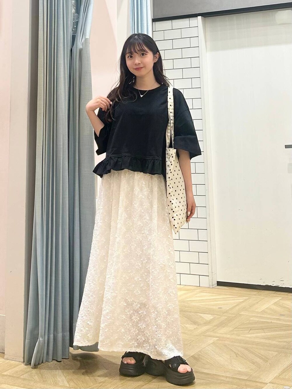 ブラック系のサンダル、その他のトートバッグ、ブラック系のTシャツ/カットソーを着用したレディースの夏コーディネートの4枚目の写真