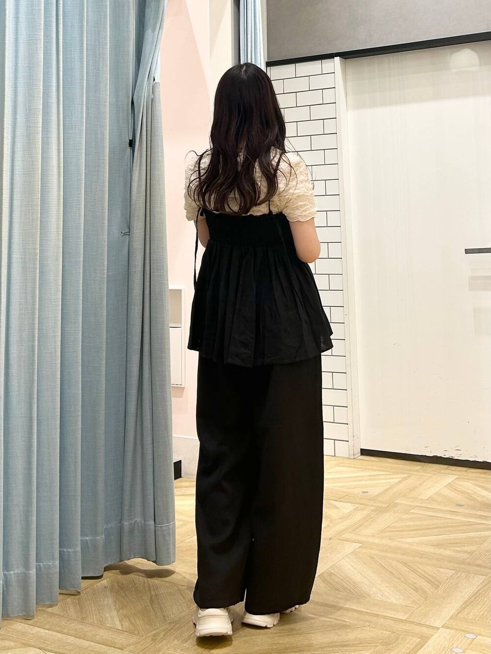 「低身長、着痩せ・細見え、モテ、休日コーデ、デート/ロマンティック、ローリーズスタイル_LOWRYS FARM、大人女子カジュアル_LOWRYS FARM、カジュアル、LOWRYS FARM、おでかけ、デートコーデ、カジュアルコーデ、大人カジュアル、きれいめカジュアル、きれいめ」｜「LOWRYS FARMのコイン２ホンセットネックレス　185543（ネックレス、シルバー系）」を使った、さちぃさん（レディース・153cm）の春コーディネートの3枚目の写真
