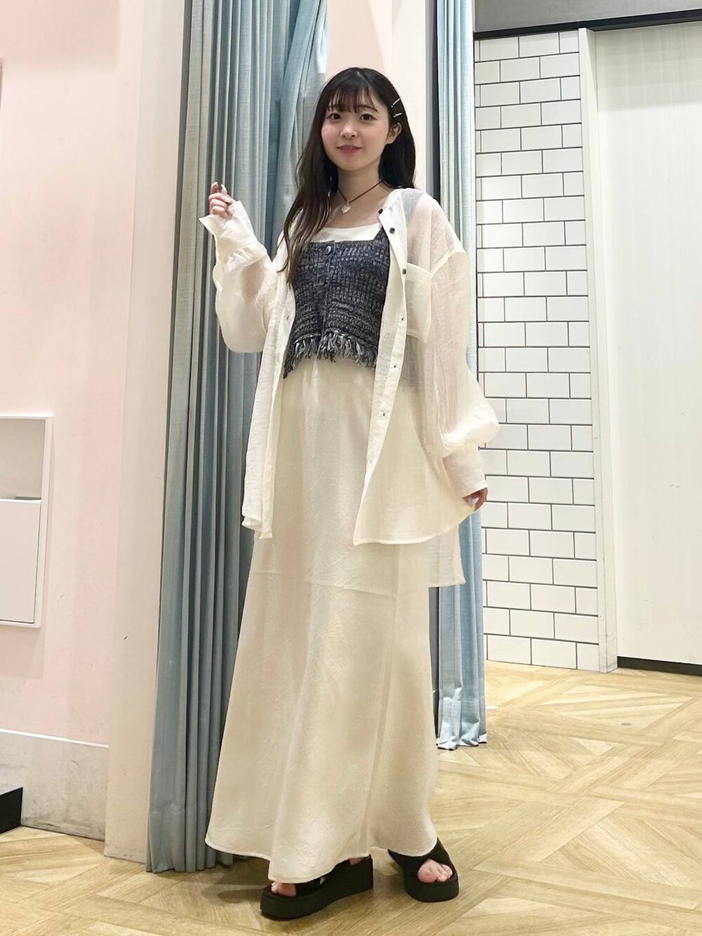 「きれいめ、低身長、着痩せ・細見え、モテ、休日コーデ、デート/ロマンティック、ローリーズスタイル_LOWRYS FARM、大人女子カジュアル_LOWRYS FARM、カジュアル、LOWRYS FARM、おでかけ、デートコーデ、カジュアルコーデ、大人カジュアル、きれいめカジュアル」|「LOWRYS FARMのカンドウフィットクロスサンダル 283658(サンダル、ブラック系)」を使った、さちぃさん(レディース・153cm)の春コーディネートの4枚目の写真