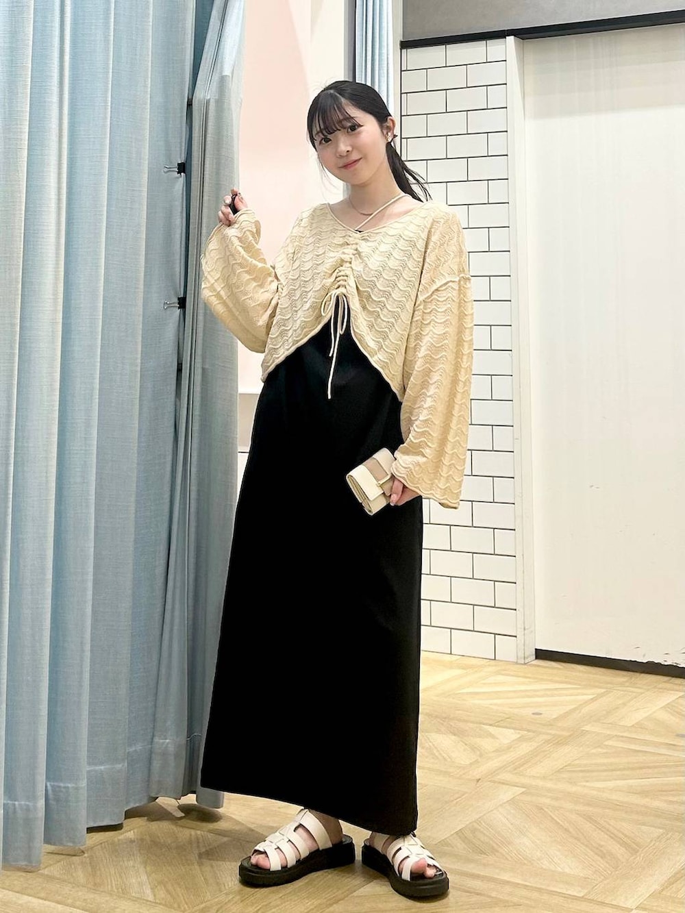 「低身長、着痩せ・細見え、モテ、休日コーデ、デート/ロマンティック、ローリーズスタイル_LOWRYS FARM、大人女子カジュアル_LOWRYS FARM、カジュアル、LOWRYS FARM、おでかけ、デートコーデ、カジュアルコーデ、大人カジュアル、春コーデ、春夏コーデ」｜「LOWRYS FARMのカンドウフィットグルカ 283656（サンダル、ホワイト系）」を使った、さちぃさん（レディース・153cm）の春コーディネートの3枚目の写真