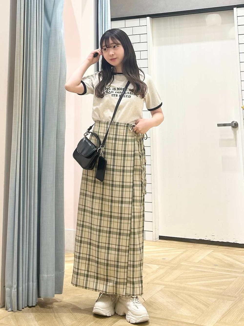 「低身長、着痩せ・細見え、モテ、休日コーデ、デート/ロマンティック、ローリーズスタイル_LOWRYS FARM、大人女子カジュアル_LOWRYS FARM、カジュアル、LOWRYS FARM、おでかけ、デートコーデ、カジュアルコーデ、大人カジュアル、きれいめカジュアル、きれいめ」|「LOWRYS FARMのホップサックラップスカート 242768(スカート、グリーン系)」を使った、さちぃさん(レディース・153cm)の春コーディネートの5枚目の写真
