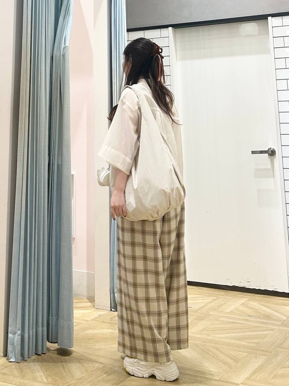 「低身長、着痩せ・細見え、モテ、休日コーデ、デート/ロマンティック、ローリーズスタイル_LOWRYS FARM、大人女子カジュアル_LOWRYS FARM、カジュアル、LOWRYS FARM、おでかけ、デートコーデ、カジュアルコーデ、大人カジュアル、きれいめカジュアル、きれいめ」｜「LOWRYS FARMのスタイルＵＰクロスカップキャミ　100757（Tシャツ/カットソー、ホワイト系）」を使った、さちぃさん（レディース・153cm）の夏コーディネートの2枚目の写真