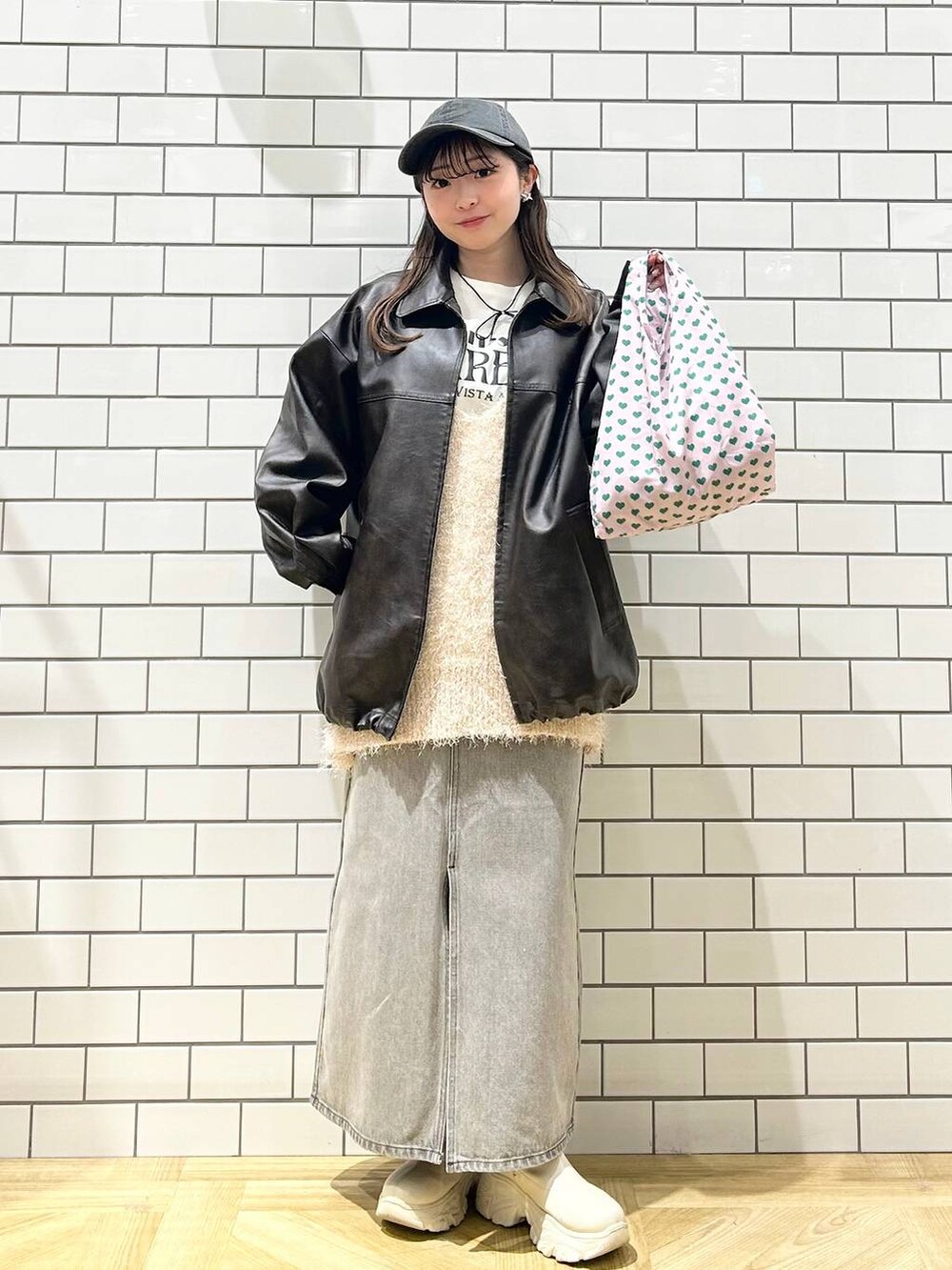 「低身長、着痩せ・細見え、モテ、休日コーデ、デート/ロマンティック、ローリーズスタイル_LOWRYS FARM、大人女子カジュアル_LOWRYS FARM、カジュアル、LOWRYS FARM、おでかけ、デートコーデ、カジュアルコーデ、大人カジュアル、ベーシック/シンプル、アウター」|「LOWRYS FARMのコードリボンチョーカー 130094(ネックレス、ブラック系)」を使った、さちぃさん(レディース・153cm)の冬コーディネートの4枚目の写真