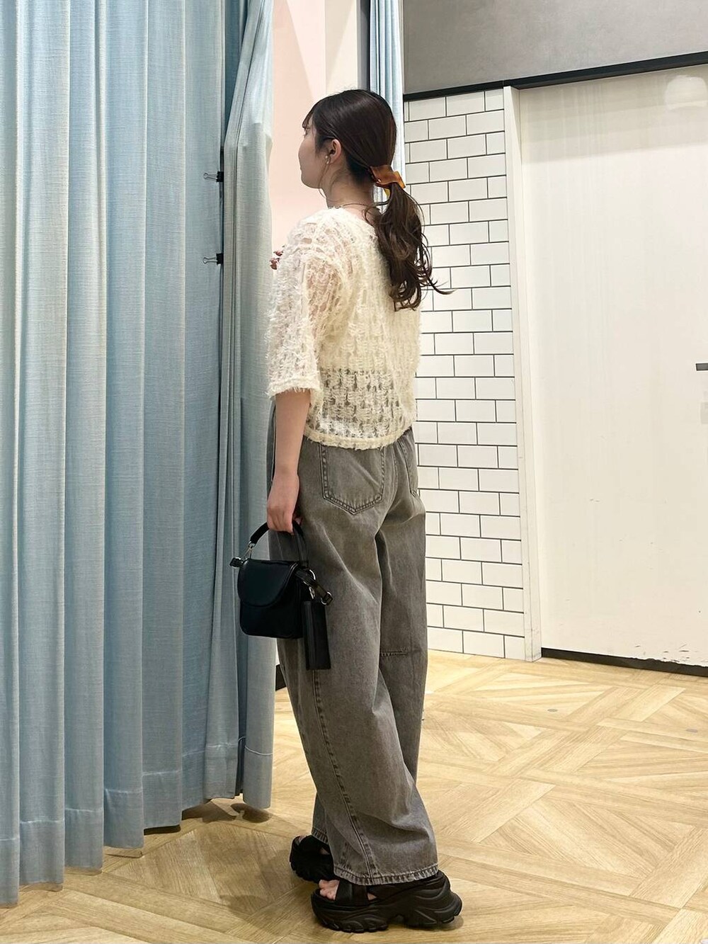 「きれいめ、デニムパンツ、低身長、着痩せ・細見え、モテ、休日コーデ、デート/ロマンティック、ローリーズスタイル_LOWRYS FARM、大人女子カジュアル_LOWRYS FARM、カジュアル、LOWRYS FARM、おでかけ、デートコーデ、カジュアルコーデ、大人カジュアル」｜「LOWRYS FARMの２ＳＥＴショルダーＢＡＧ 284413（ショルダーバッグ、ブラック系）」を使った、さちぃさん（レディース・153cm）の春コーディネートの2枚目の写真
