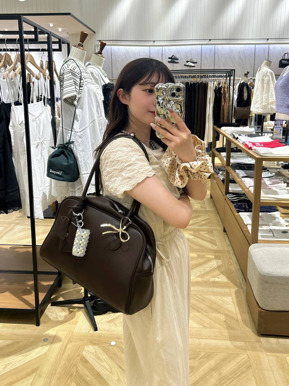 「低身長、着痩せ・細見え、モテ、休日コーデ、デート/ロマンティック、ローリーズスタイル_LOWRYS FARM、大人女子カジュアル_LOWRYS FARM、カジュアル、LOWRYS FARM、おでかけ、デートコーデ、カジュアルコーデ、大人カジュアル、きれいめ、きれいめカジュアル」｜「JEANASISの【iPhone13/14対応】WAVE PHONE CASE/284106（スマホケース/カバー、シルバー系）」を使った、さちぃさん（レディース・153cm）の夏コーディネートの5枚目の写真
