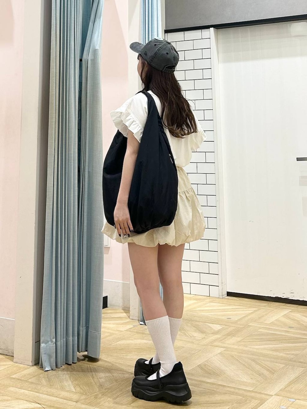 「低身長、きれいめカジュアル、ミニスカート、着痩せ・細見え、モテ、休日コーデ、デート/ロマンティック、ローリーズスタイル_LOWRYS FARM、大人女子カジュアル_LOWRYS FARM、カジュアル、LOWRYS FARM、おでかけ、デートコーデ、カジュアルコーデ、大人カジュアル」｜「LOWRYS FARMのバレエスニーカー　140490（スニーカー、ブラック系）」を使った、さちぃさん（レディース・153cm）の夏コーディネートの2枚目の写真