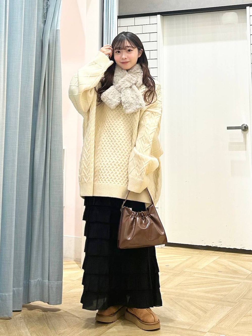 ブラック系のスカート、ブラウン系のその他シューズ、ブラウン系のショルダーバッグを着用したレディースの冬コーディネートの4枚目の写真