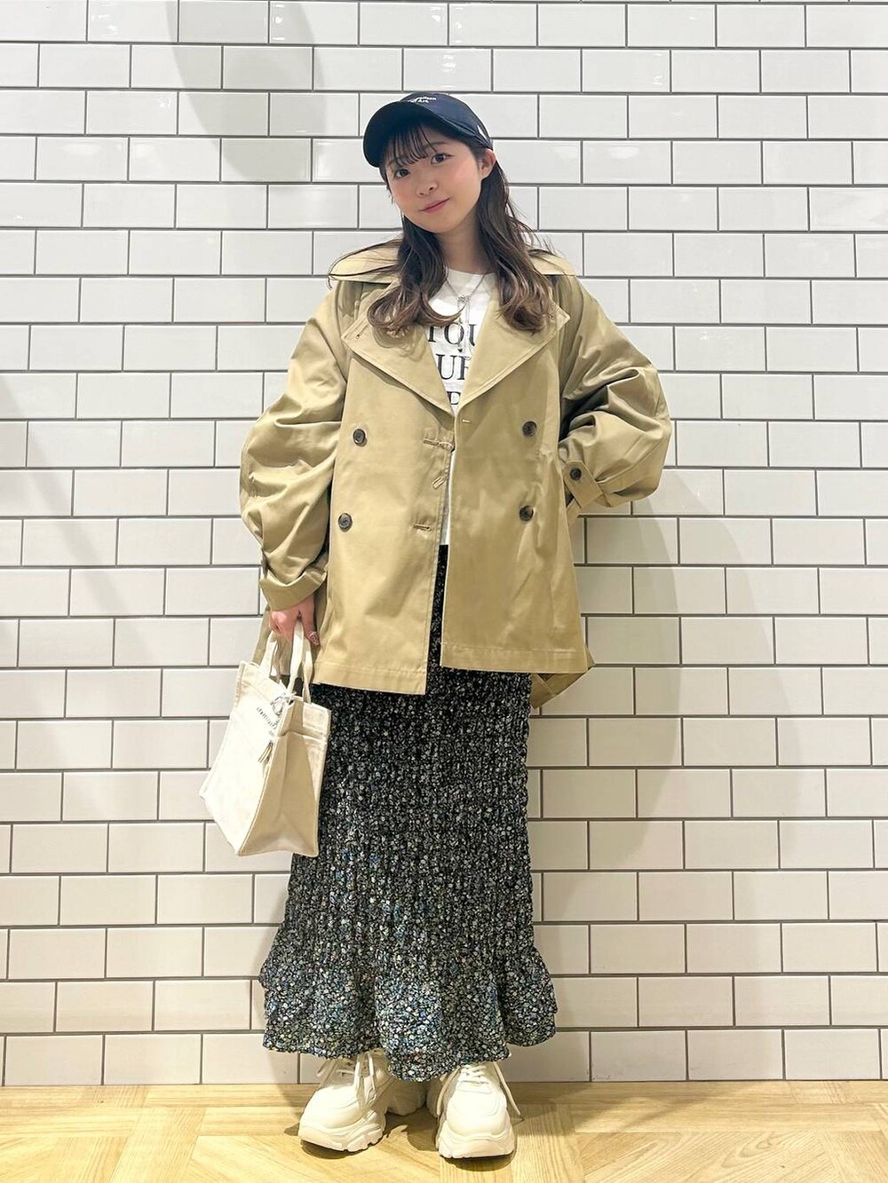 「モテ、春コーデ、トレンチコート、大人カジュアル、アウター、低身長、着痩せ・細見え、休日コーデ、デート/ロマンティック、ローリーズスタイル_LOWRYS FARM、大人女子カジュアル_LOWRYS FARM、カジュアル、LOWRYS FARM、おでかけ、デートコーデ」｜「LOWRYS FARMのショートロゴプリントＬＳ　240591（Tシャツ/カットソー、ホワイト系）」を使った、さちぃさん（レディース・153cm）の冬コーディネートの3枚目の写真