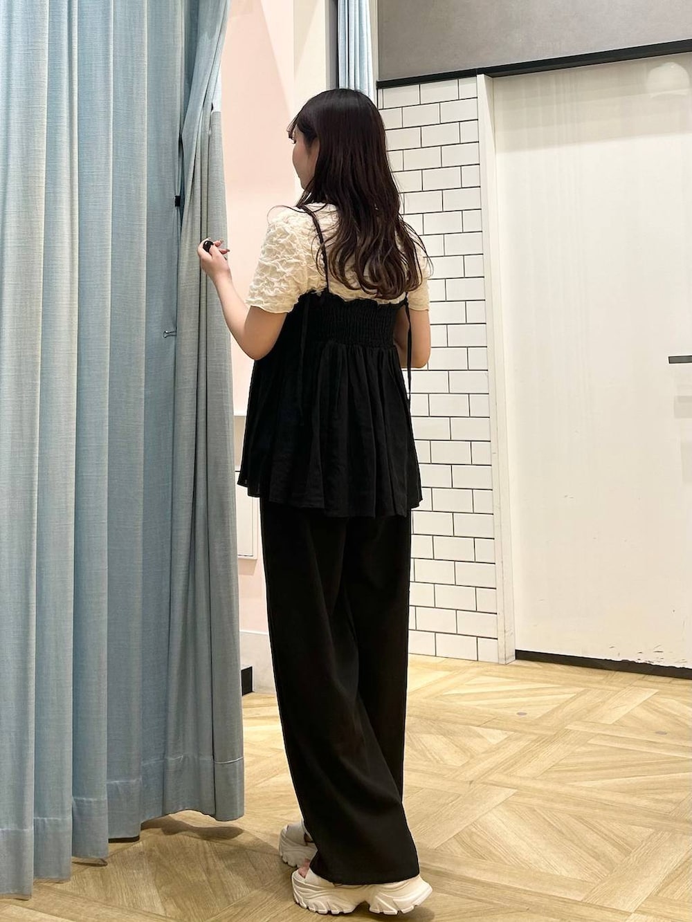 「低身長、着痩せ・細見え、モテ、休日コーデ、デート/ロマンティック、ローリーズスタイル_LOWRYS FARM、大人女子カジュアル_LOWRYS FARM、カジュアル、LOWRYS FARM、おでかけ、デートコーデ、カジュアルコーデ、大人カジュアル、きれいめカジュアル、きれいめ」｜「LOWRYS FARMのコイン２ホンセットネックレス　185543（ネックレス、シルバー系）」を使った、さちぃさん（レディース・153cm）の春コーディネートの2枚目の写真