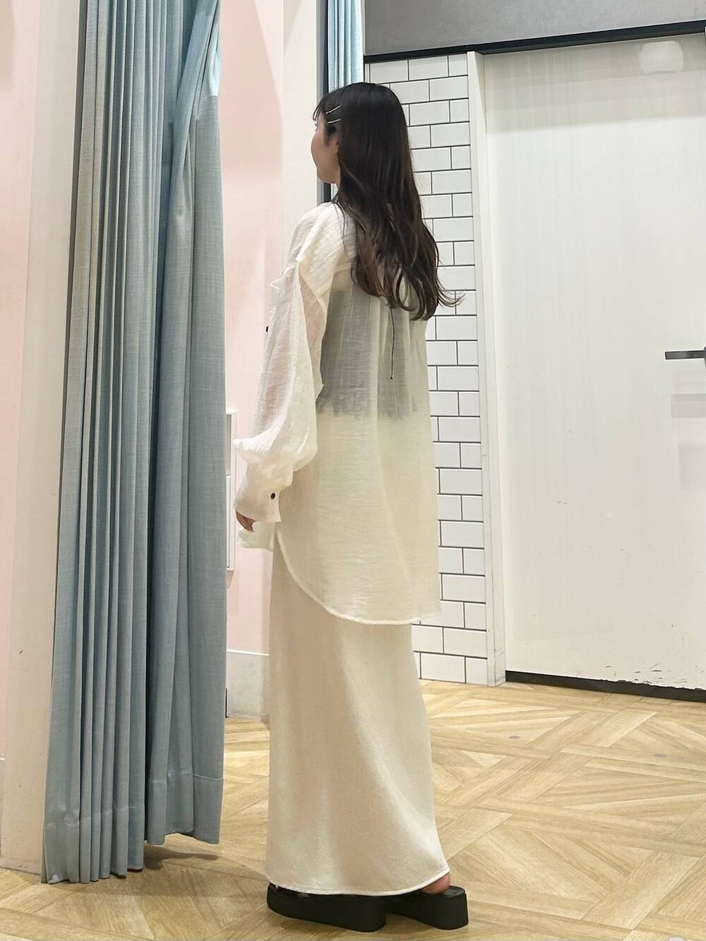 「きれいめ、低身長、着痩せ・細見え、モテ、休日コーデ、デート/ロマンティック、ローリーズスタイル_LOWRYS FARM、大人女子カジュアル_LOWRYS FARM、カジュアル、LOWRYS FARM、おでかけ、デートコーデ、カジュアルコーデ、大人カジュアル、きれいめカジュアル」|「LOWRYS FARMのカンドウフィットクロスサンダル 283658(サンダル、ブラック系)」を使った、さちぃさん(レディース・153cm)の春コーディネートの2枚目の写真
